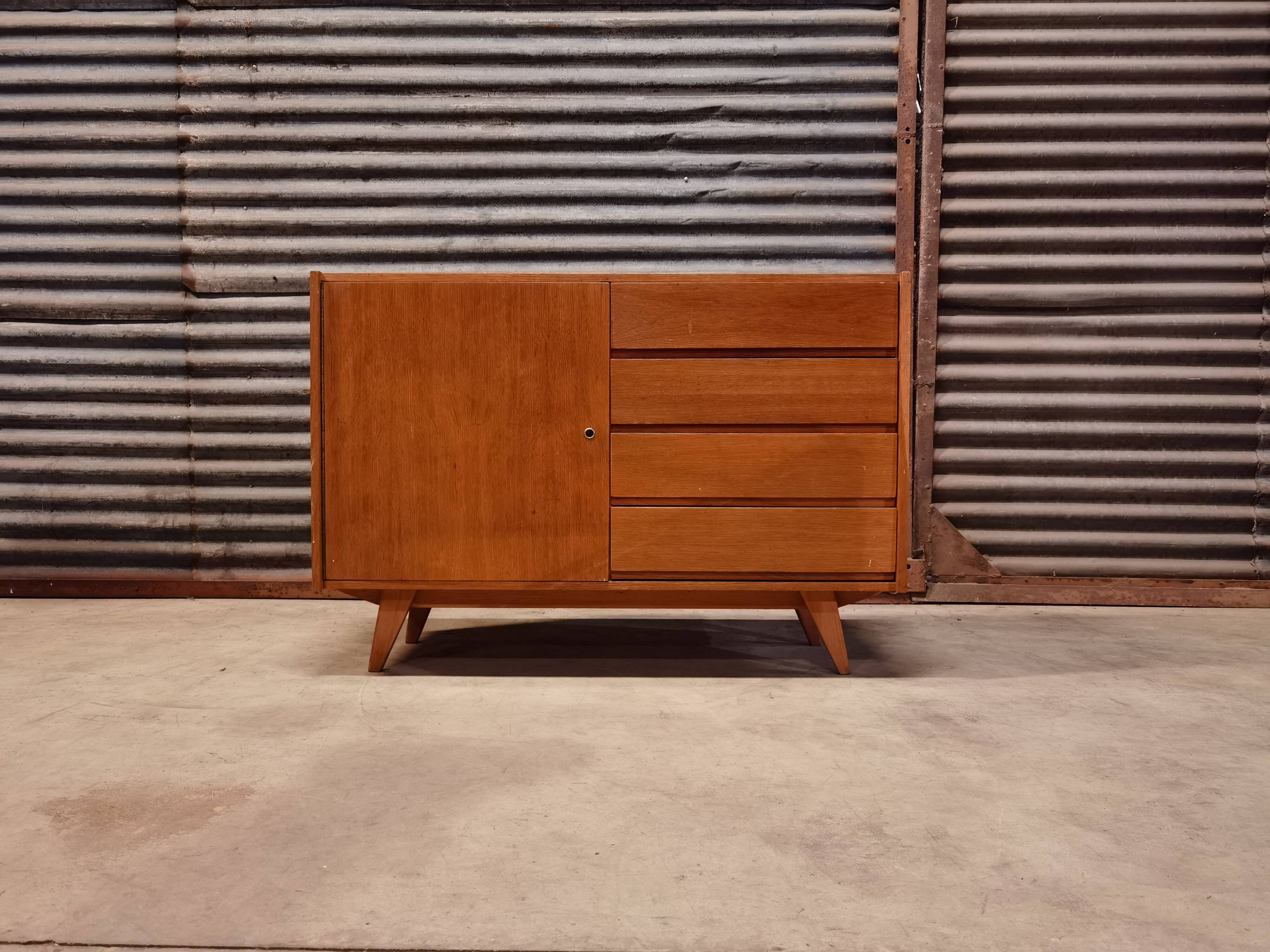 Buffet U 458 par Jiri Jiroutek pour Interier Praha 1960