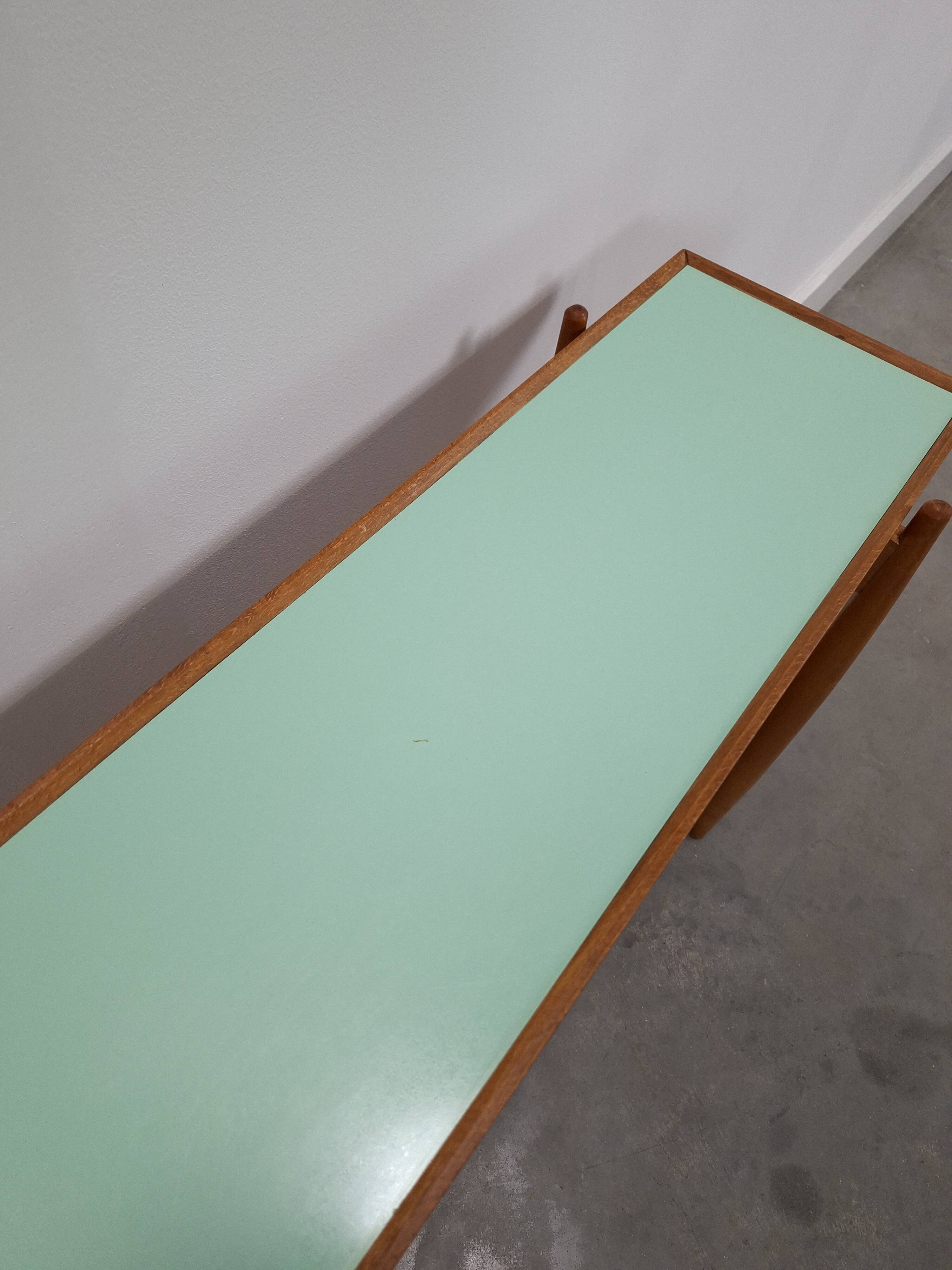 Vintage houten side table met mintgroen formica blad