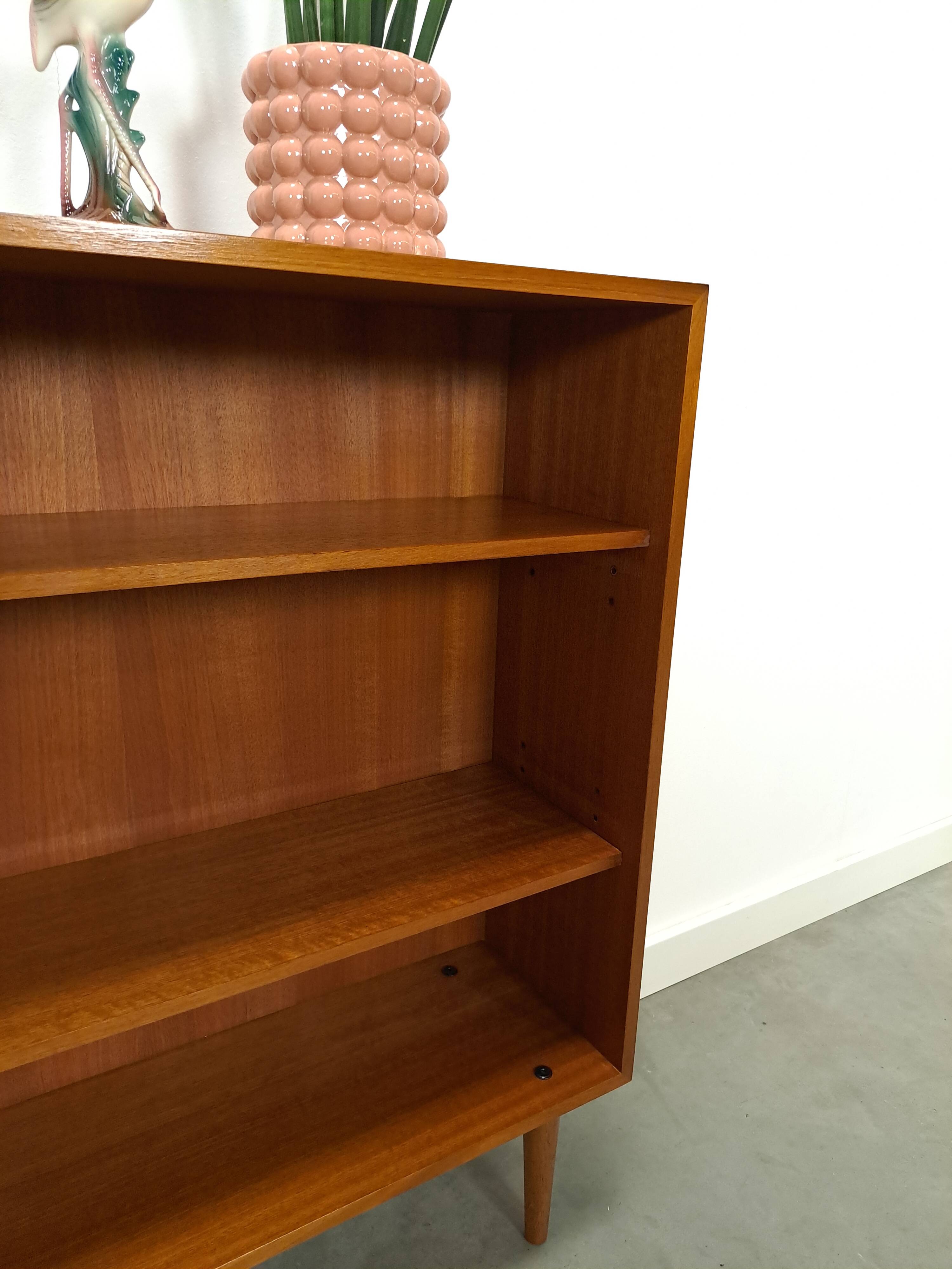 Noten fineer boekenkast LP kast met legplanken nr. 2