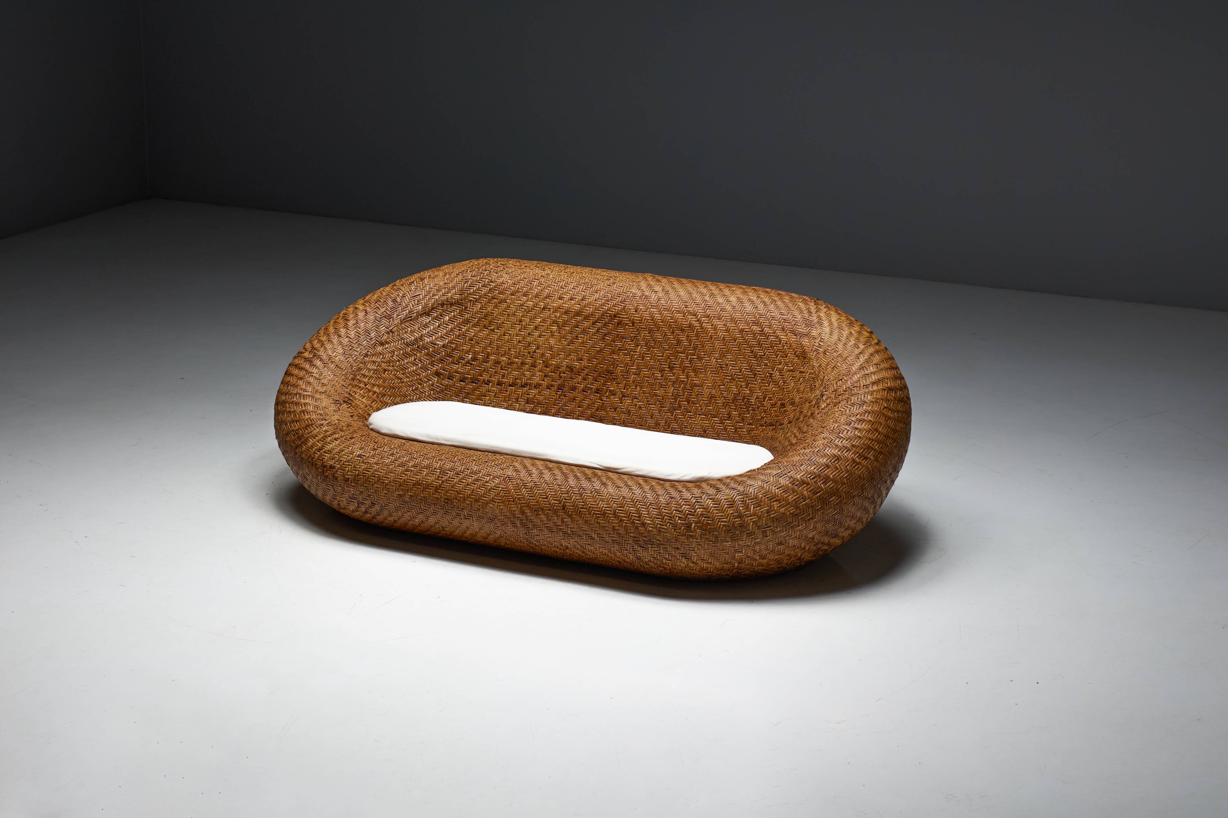 Canapé en osier tressé, style milieu du XXe siècle, France, années 1970
