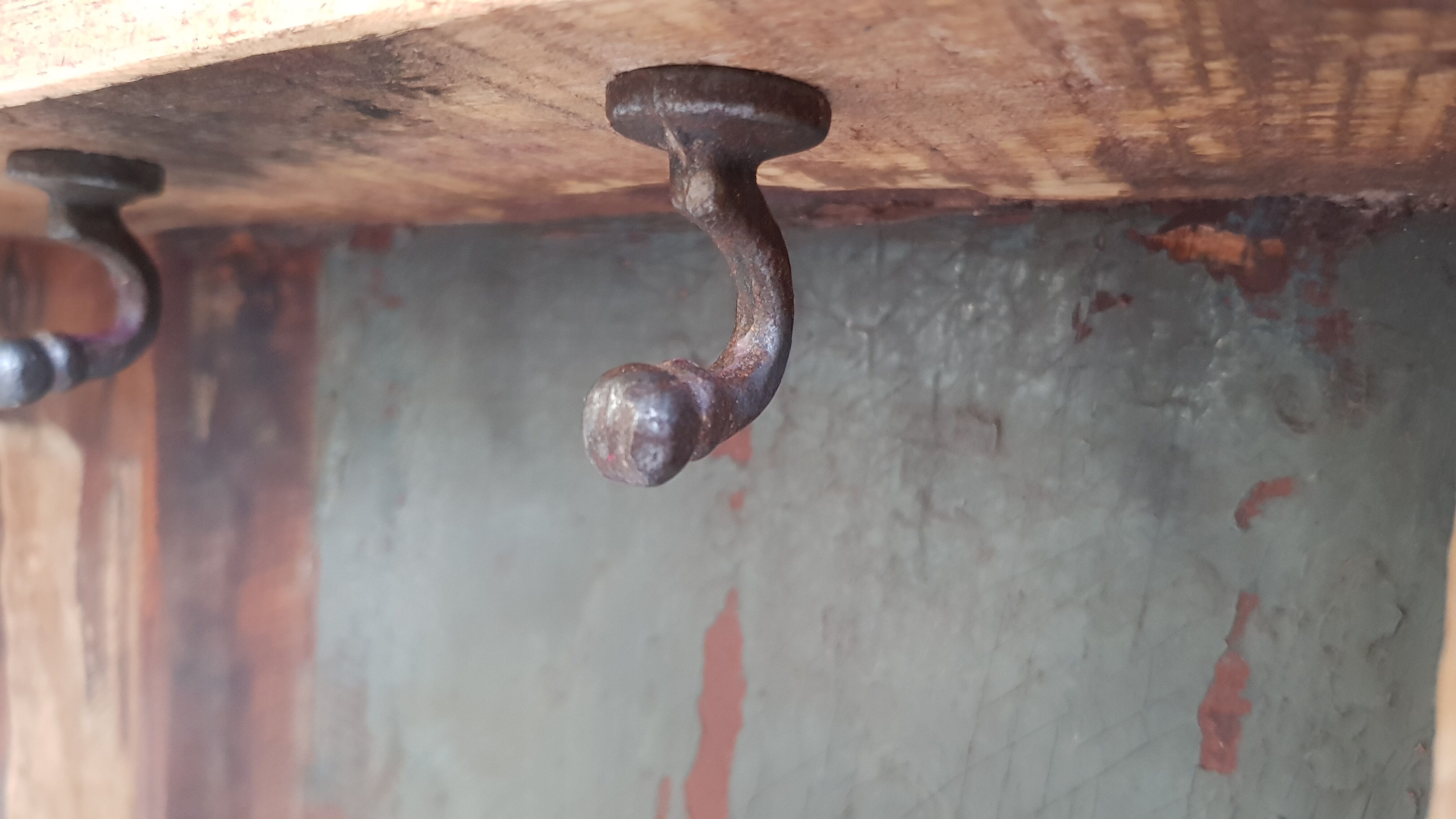 Wall shelf 3 shelves + 4 hooks cast iron in polychrome wood