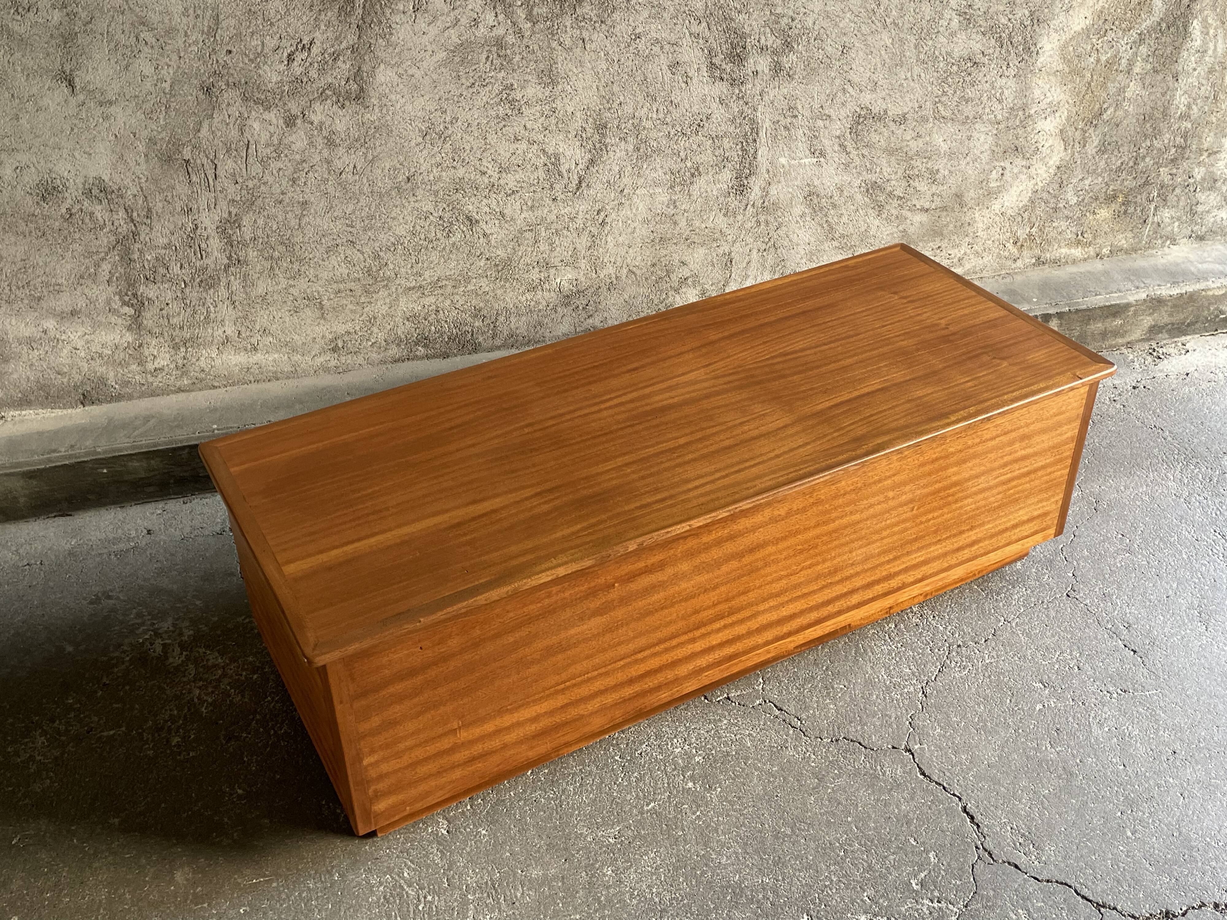 Coffre en bois exotique, 1960s