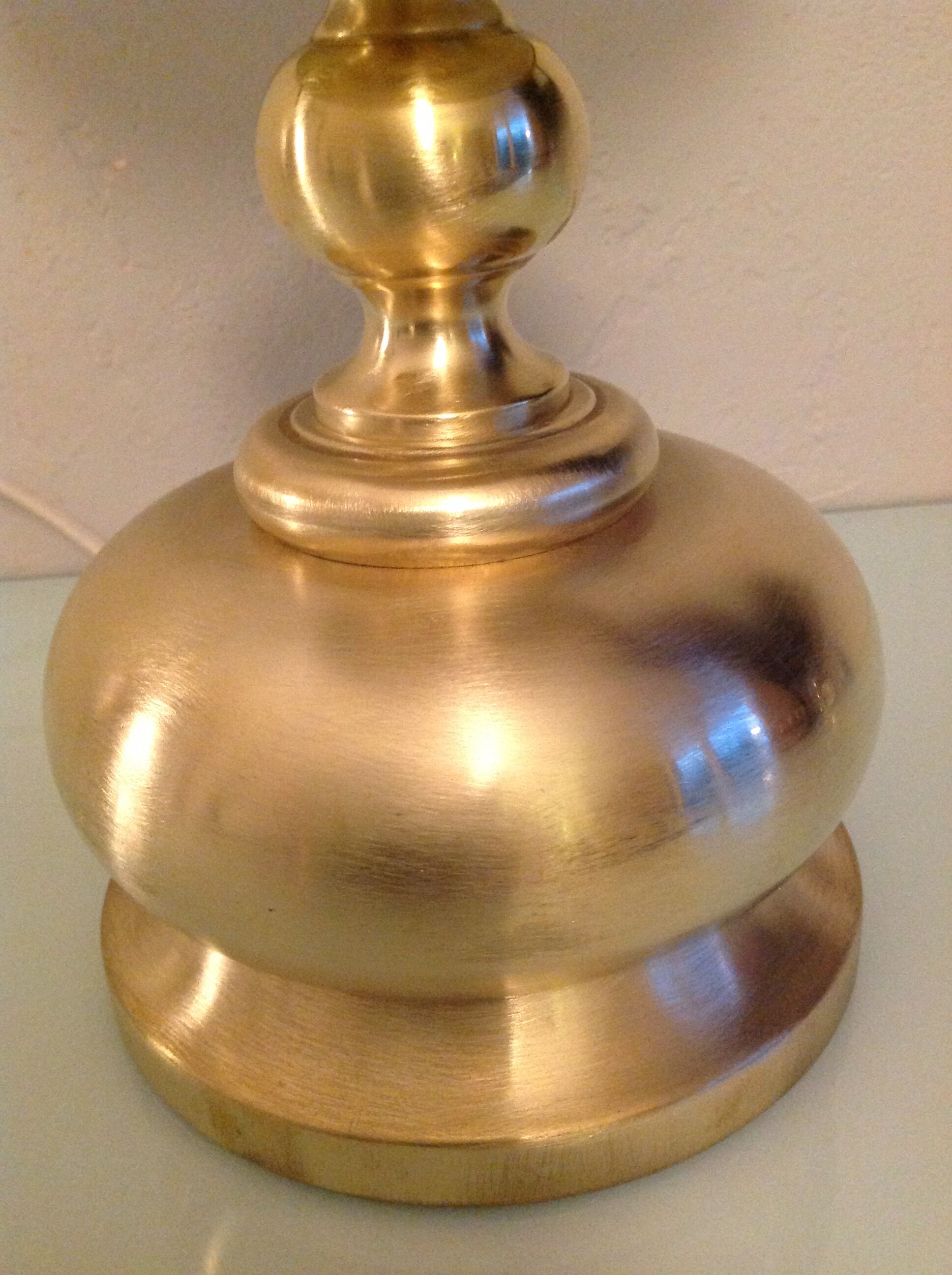 Lampe en laiton brossé et abat jour en laine  ecru  vintage années 70
