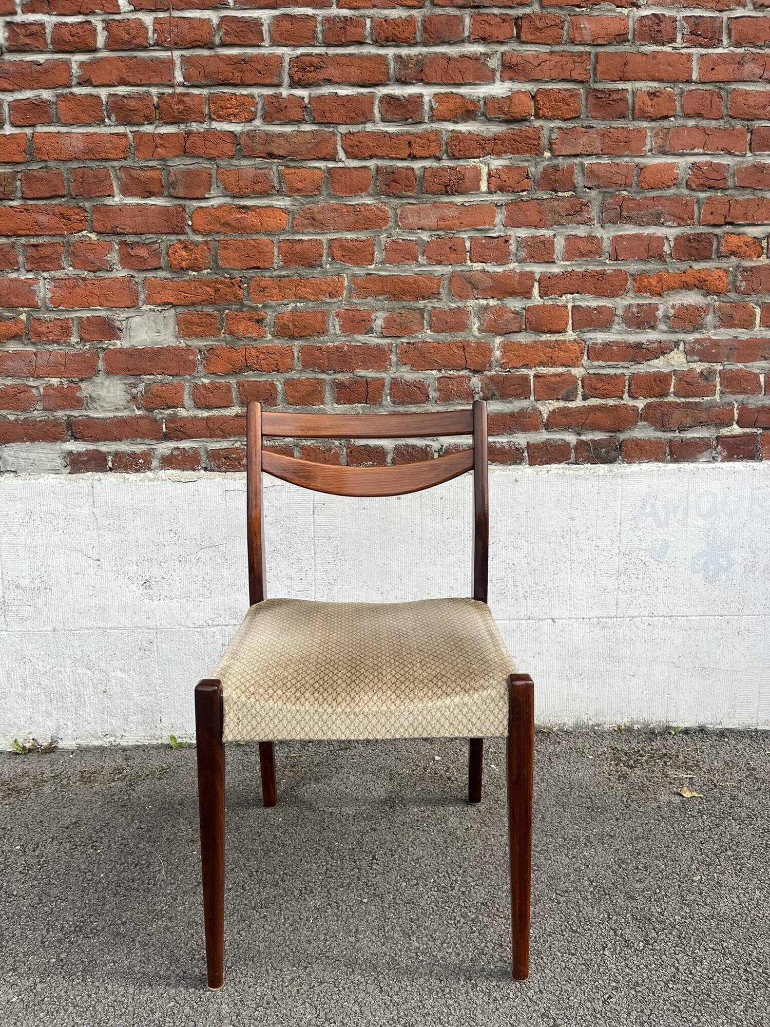 Lot of 4 vintage Scandinavian chairs in wood and golden fabric.