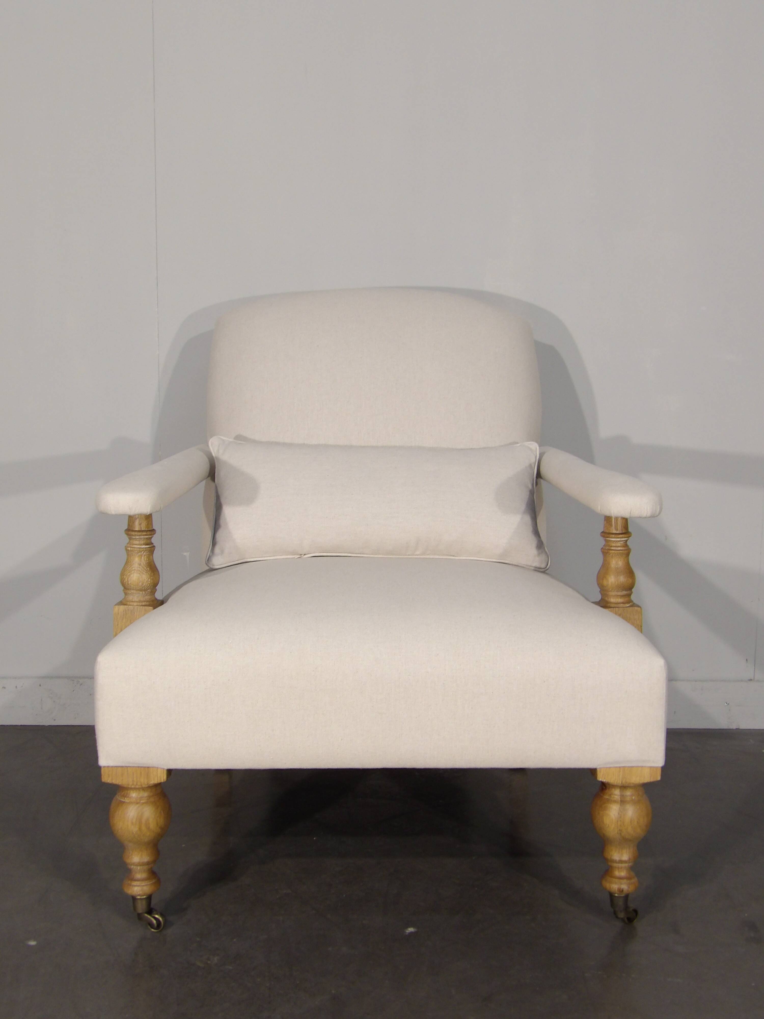 English style armchair in oak and cotton linen fabric