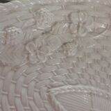 Grand plat blanc ancien, motif floral blanc en relief