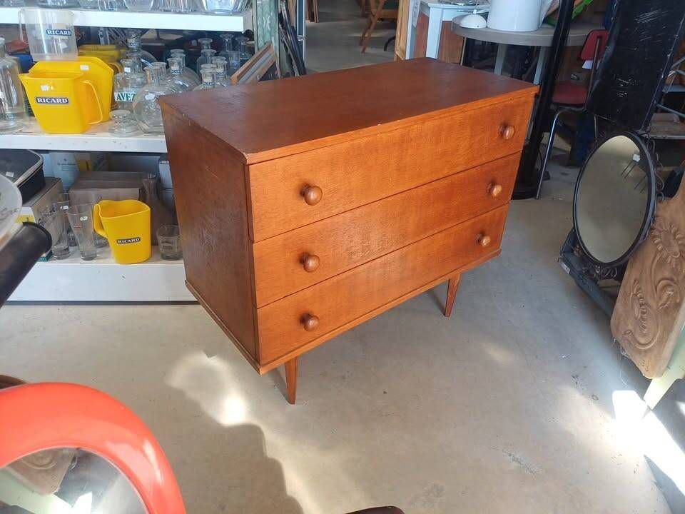 Vintage chest of drawers with tapered legs