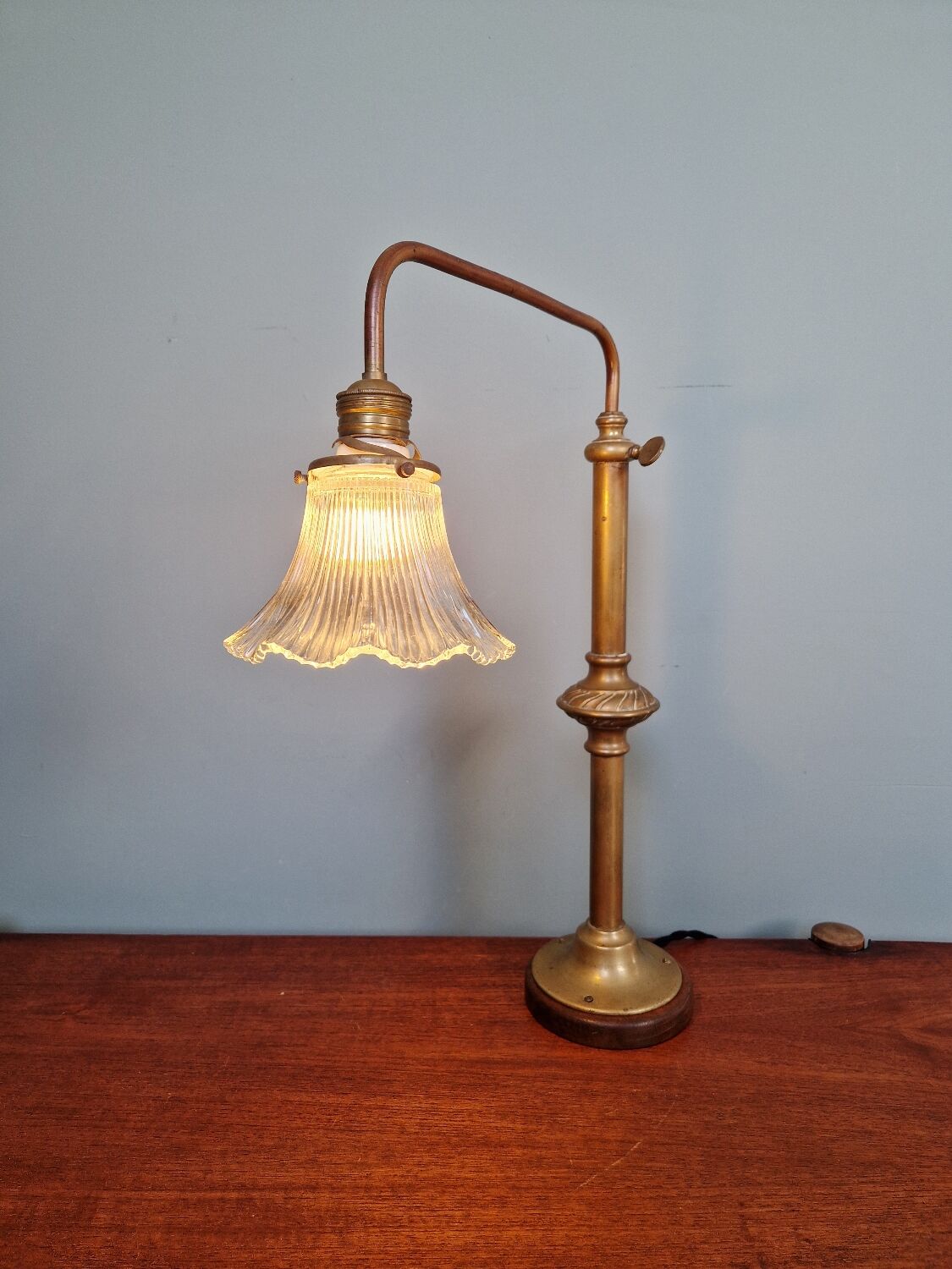 Large desk lamp in brass and clear ribbed glass, 1930.