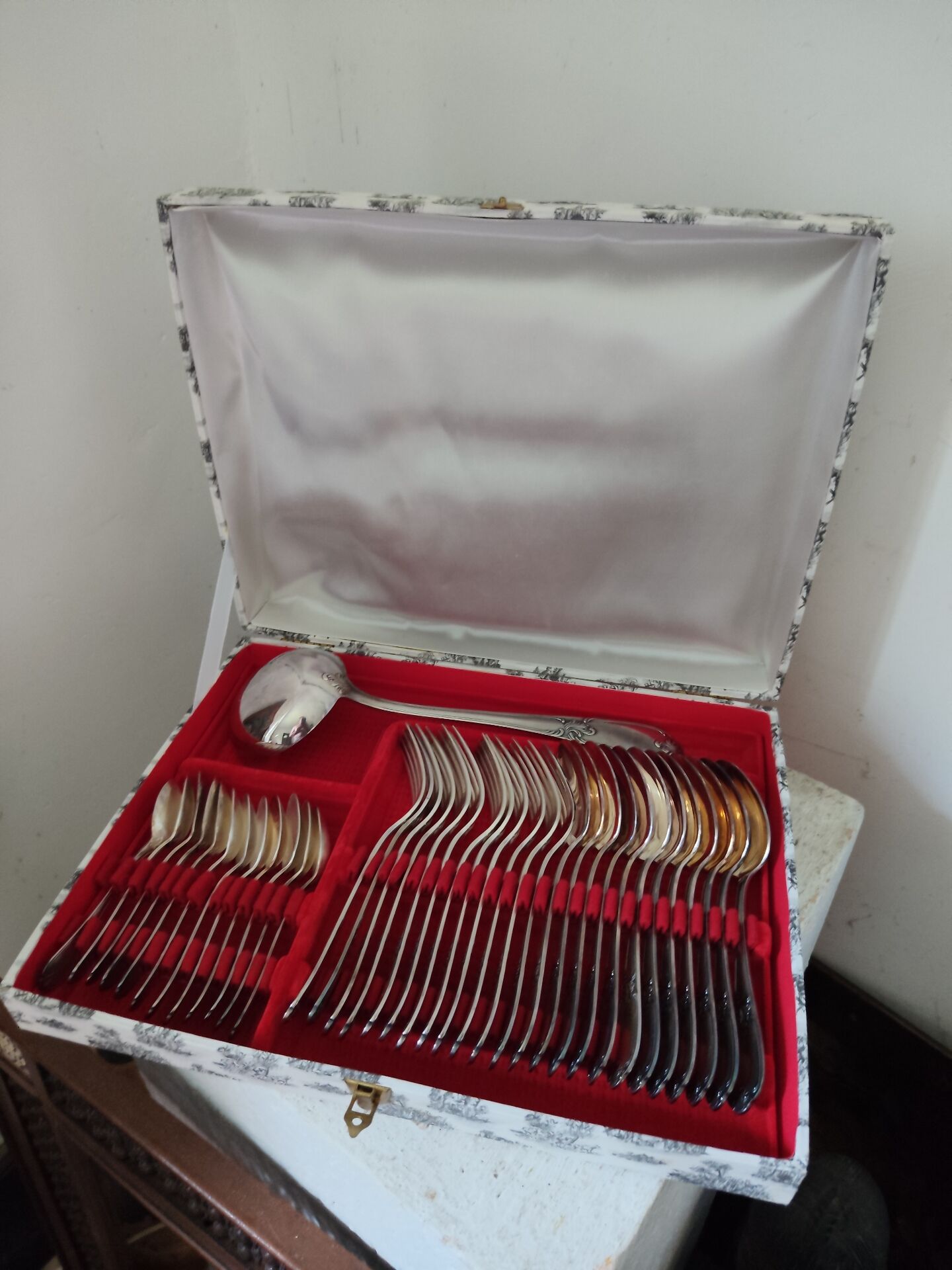 37-piece silver-plated cutlery set 84
