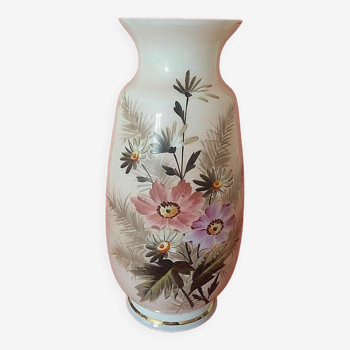 Vase en opaline décor floral fond rose 1900