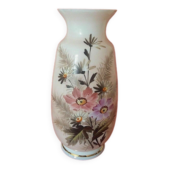 Vase en opaline décor floral fond rose 1900