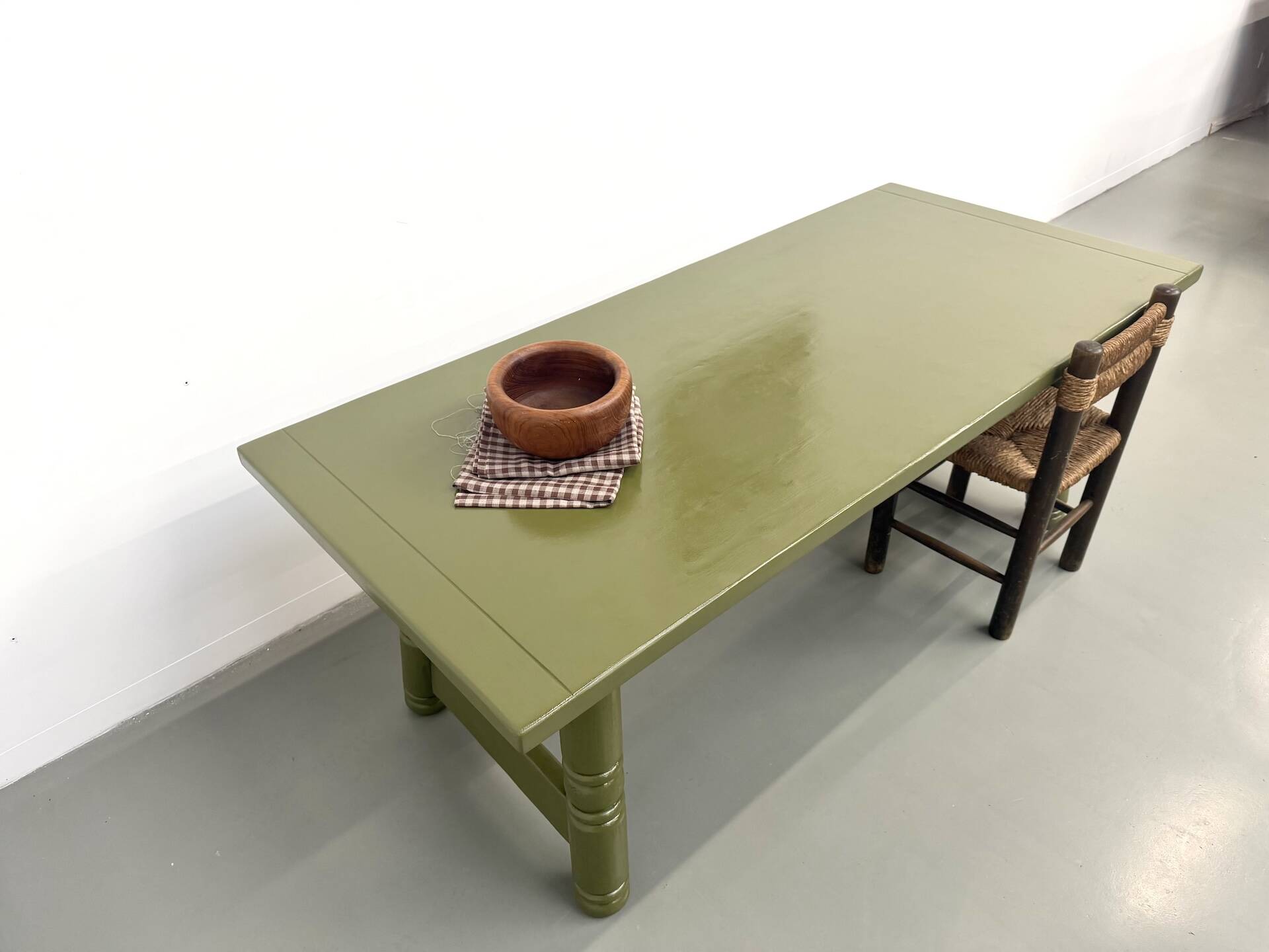 Glossy olive green lacquered dining table — DLG Georges Robert, Circa 1970