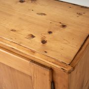 Cabinet Biedermeier en pin ancien avec 4 tiroirs
