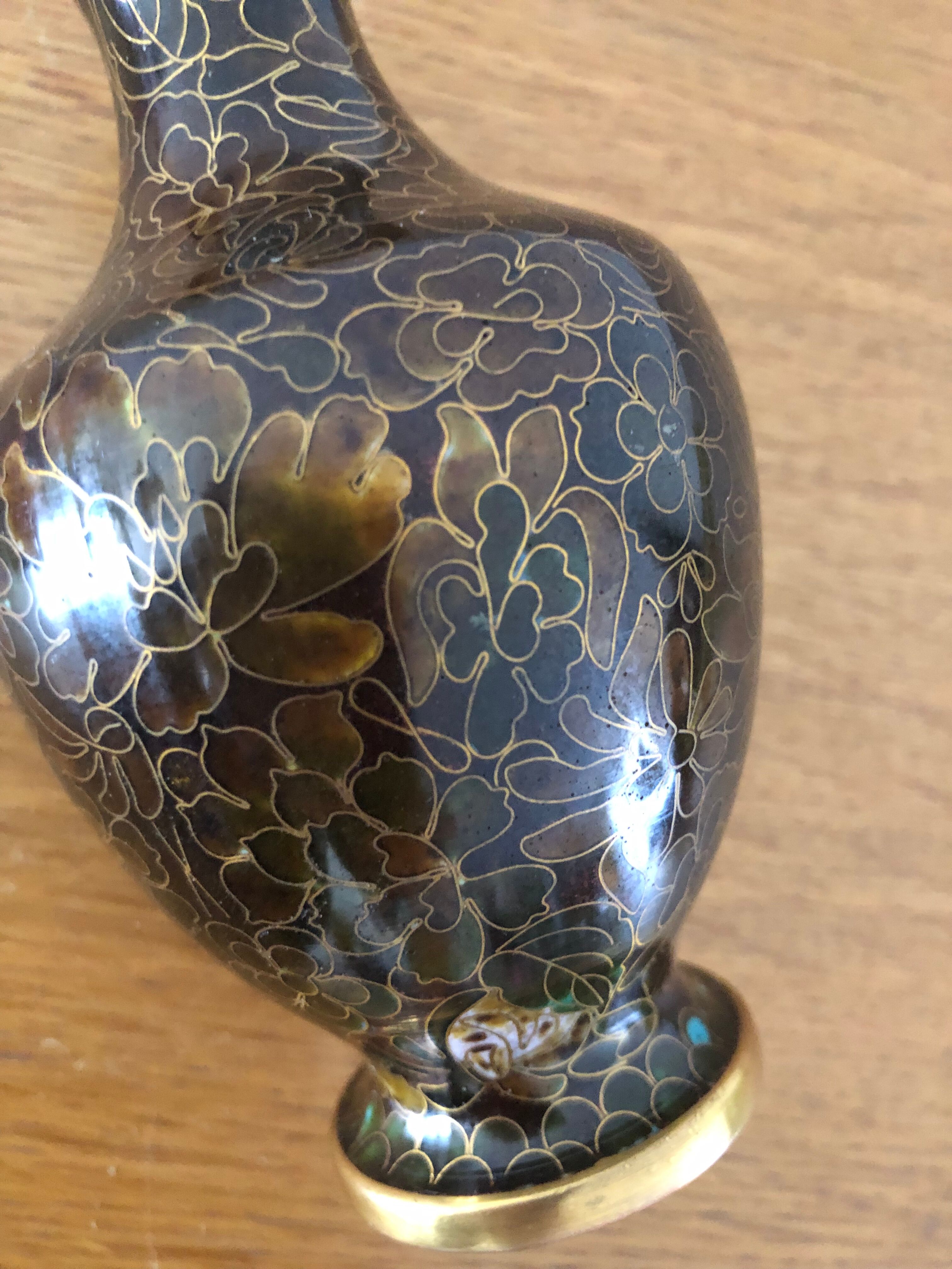 Vase cloisonné chinois en laiton sur socle en bois motifs floraux