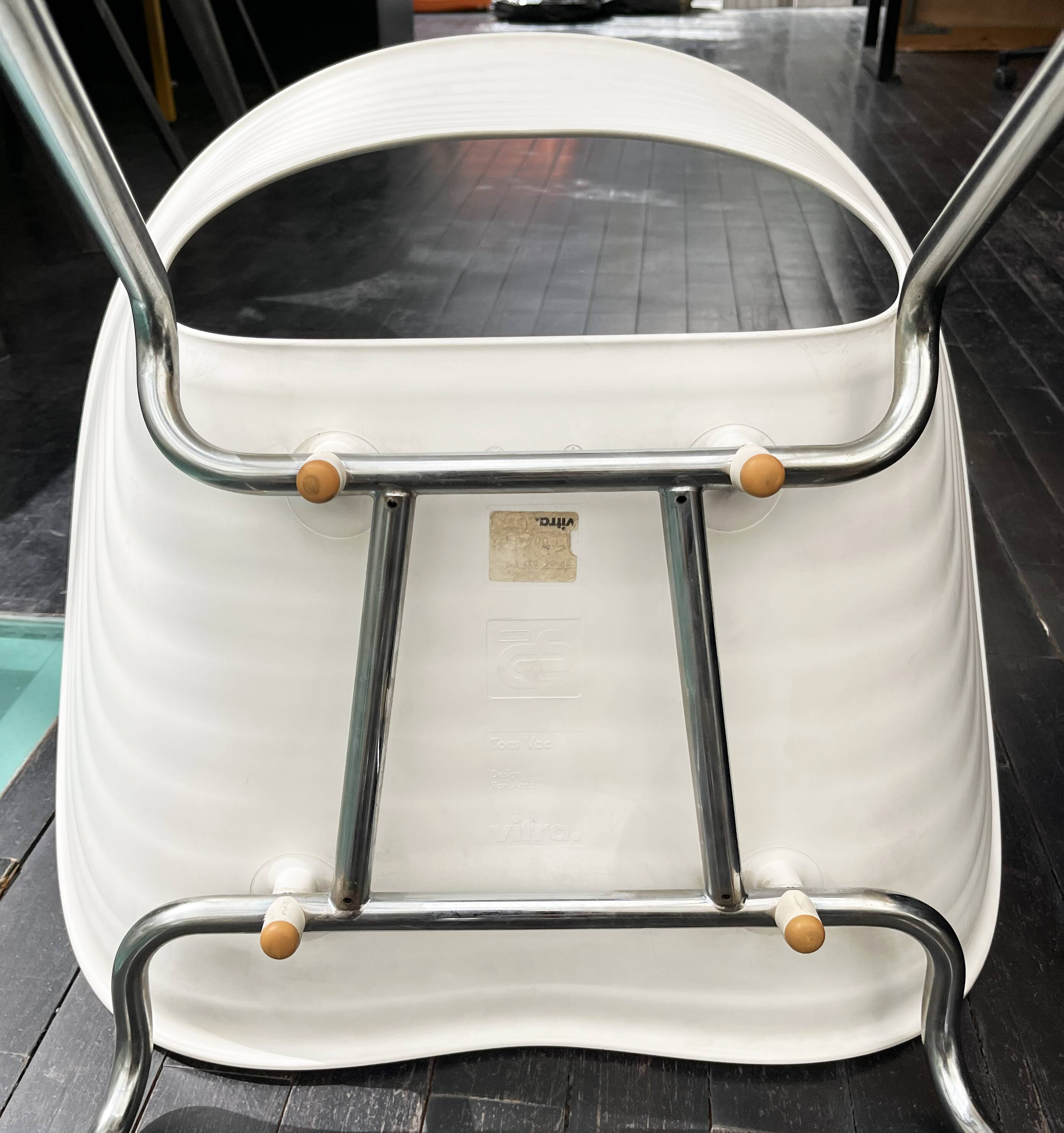 4 Tom Vac chairs designed by Ron Arad with a white round table of 110cm.