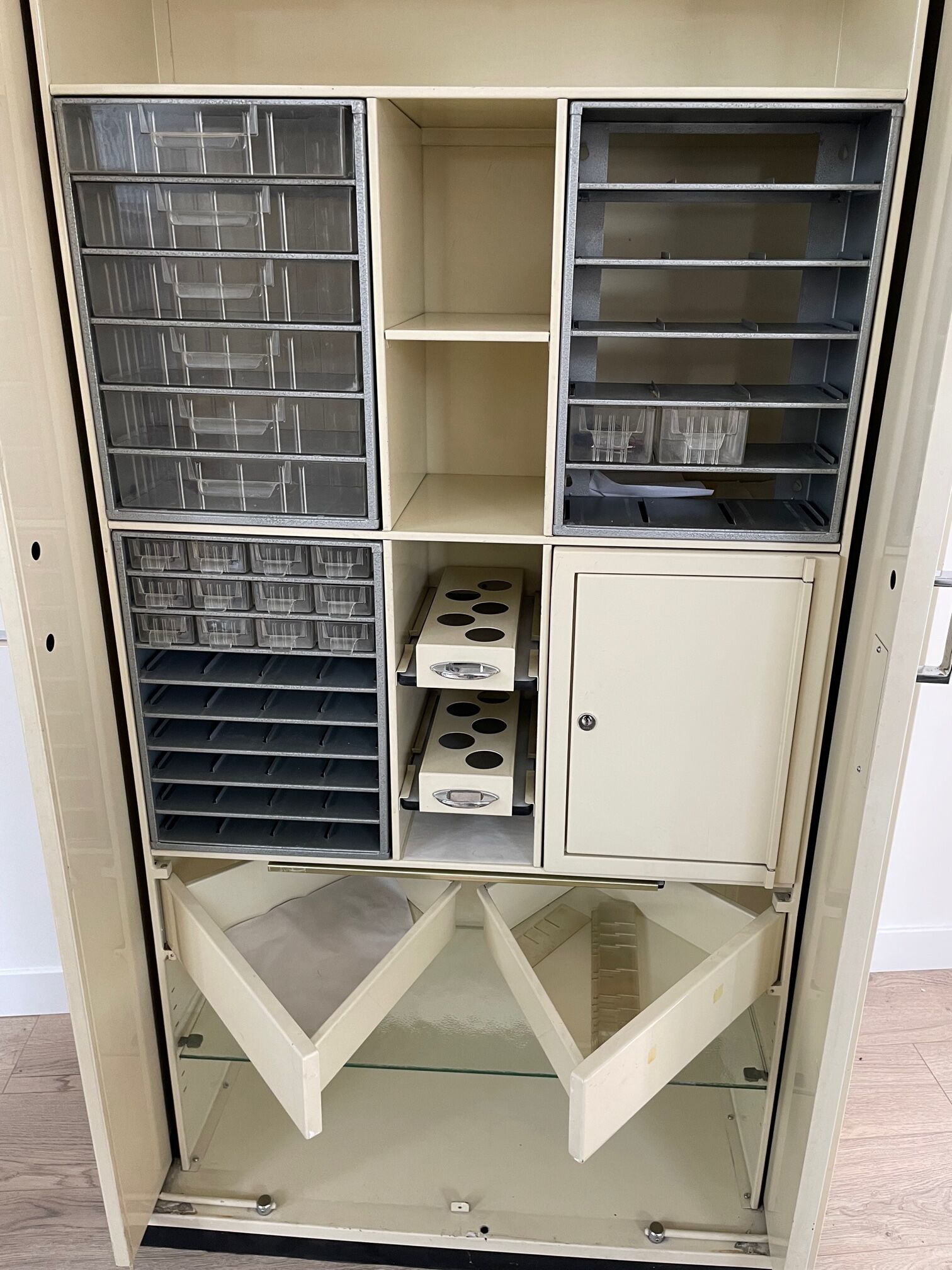 Metal cabinet