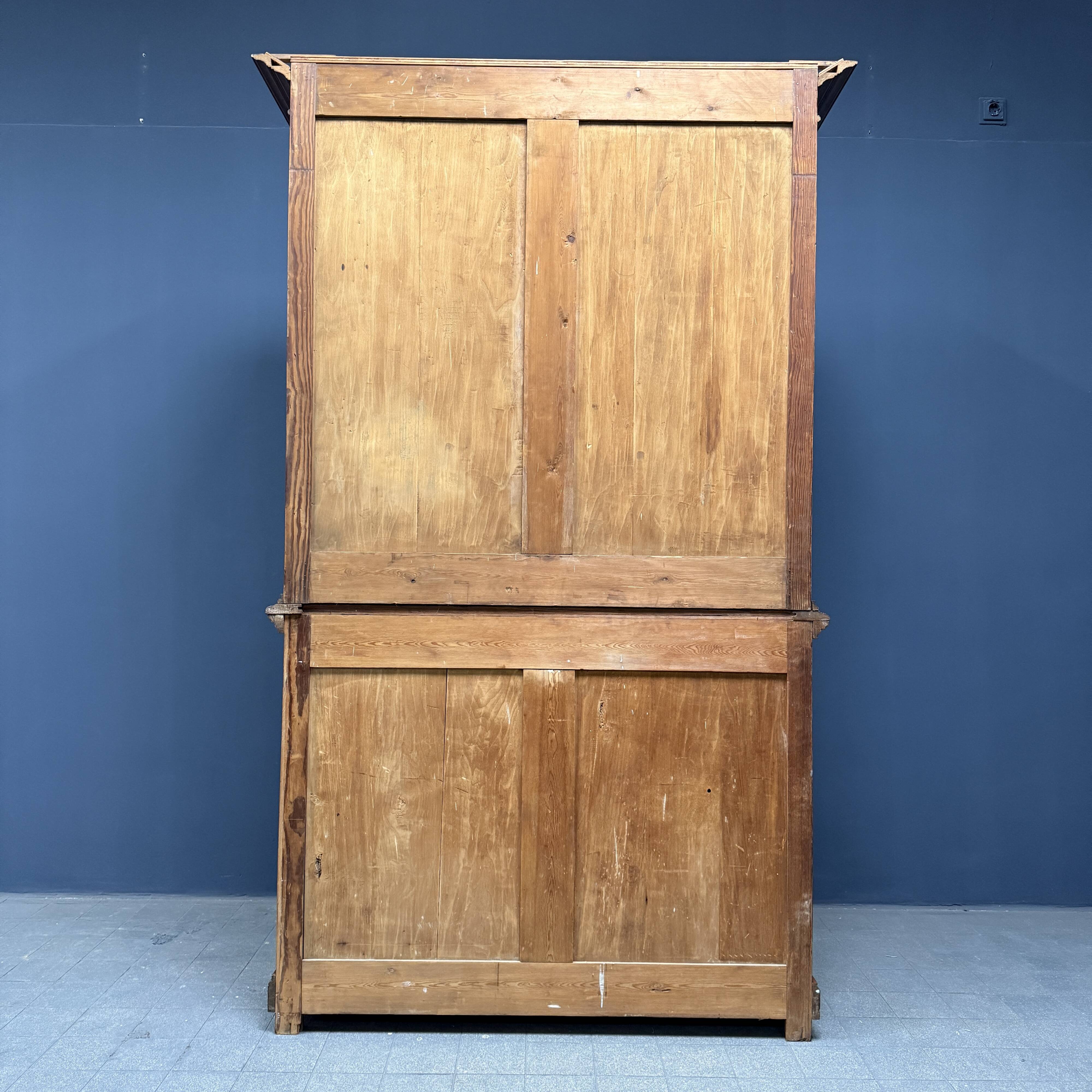 Armoire d'école en pin belge avec vitres nervurées