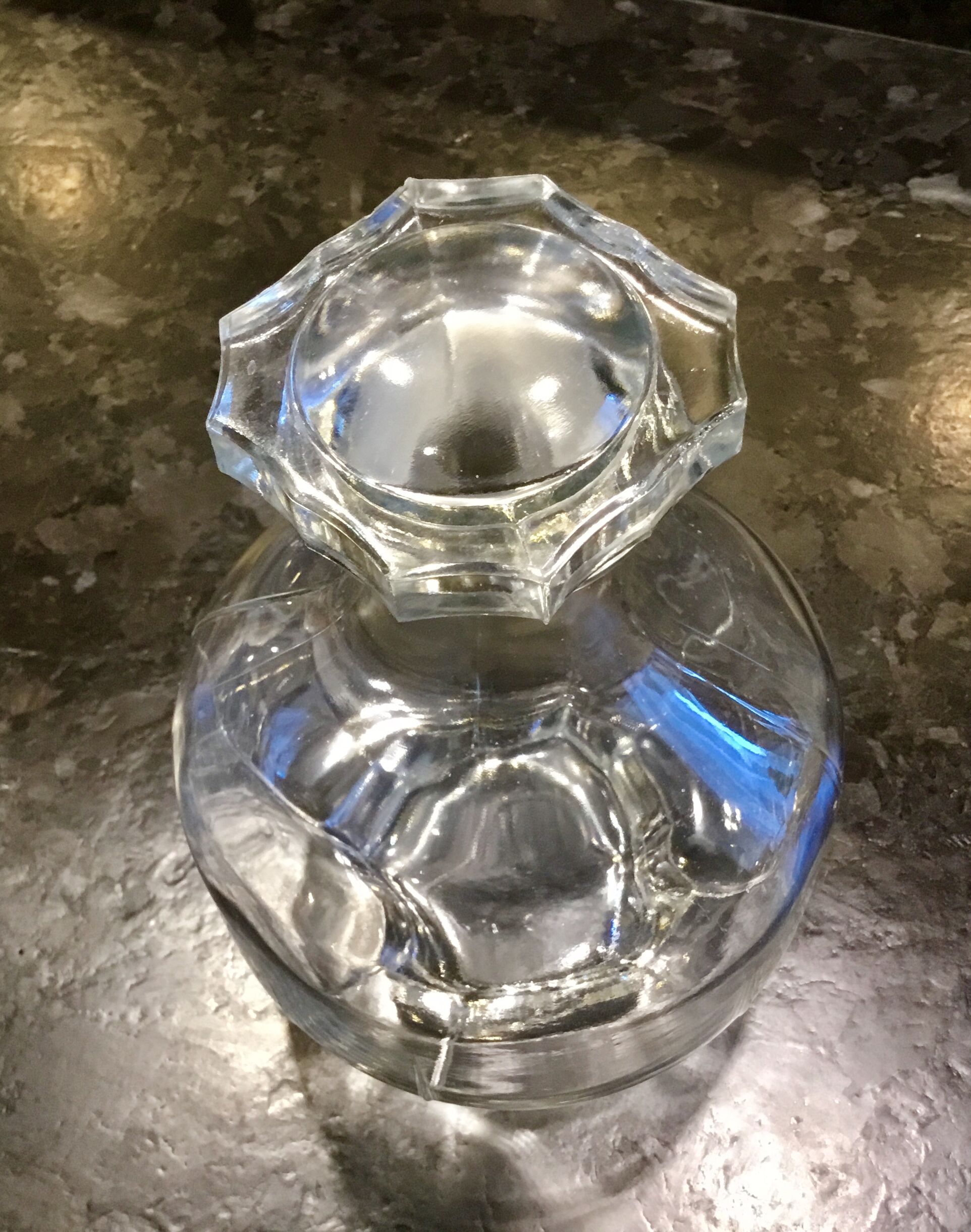 Carafe art deco en verre avec bouchon