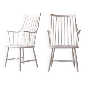 Paire de chaises dessinées par Lena Larsson modèle "GRANDESSA"
