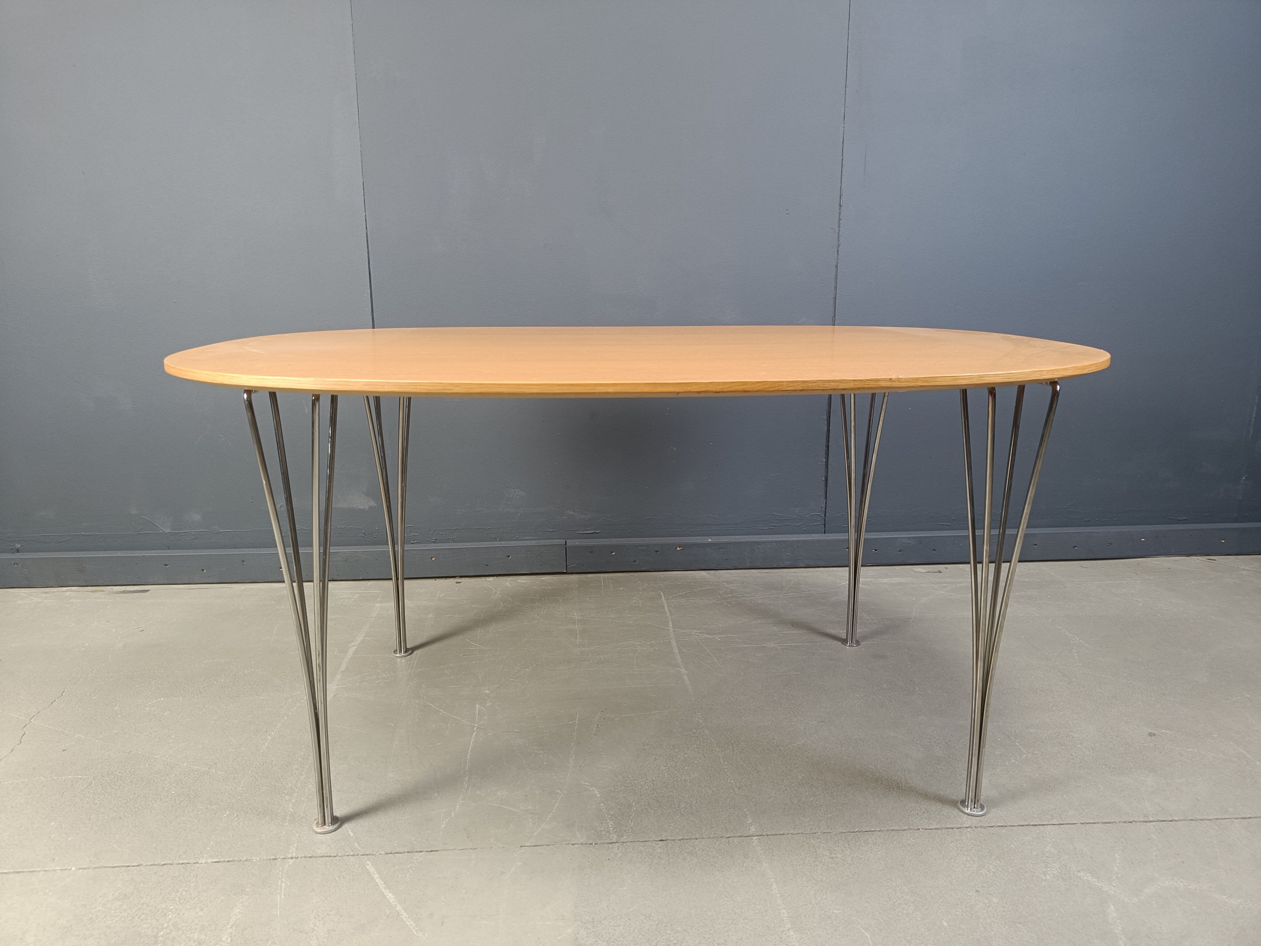 Table superellipse par Bruno Mathsson et Piet Hein pour Fritz Hansen
