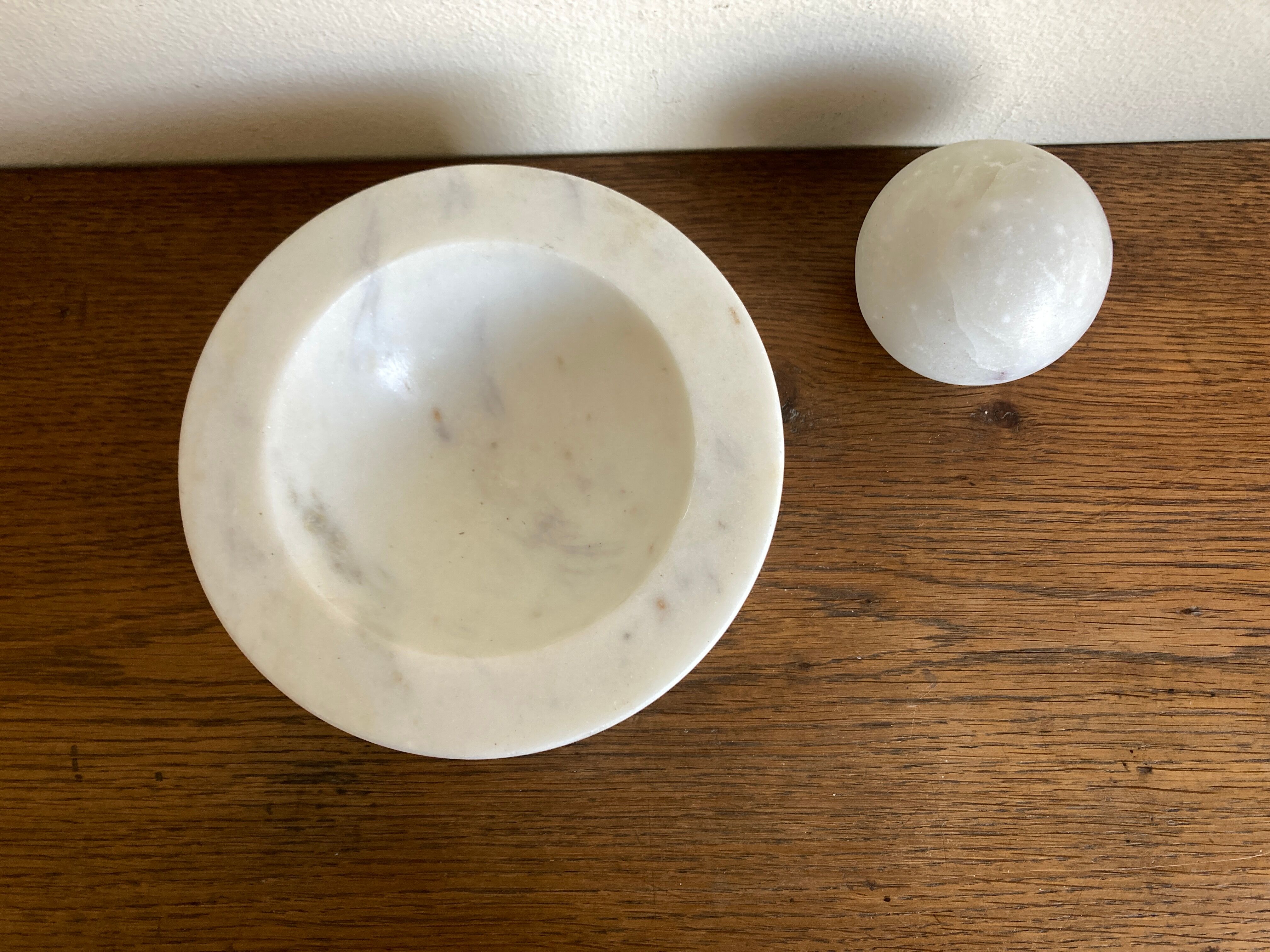 Space Age XXL ashtray in white marble, Italian design 1970.