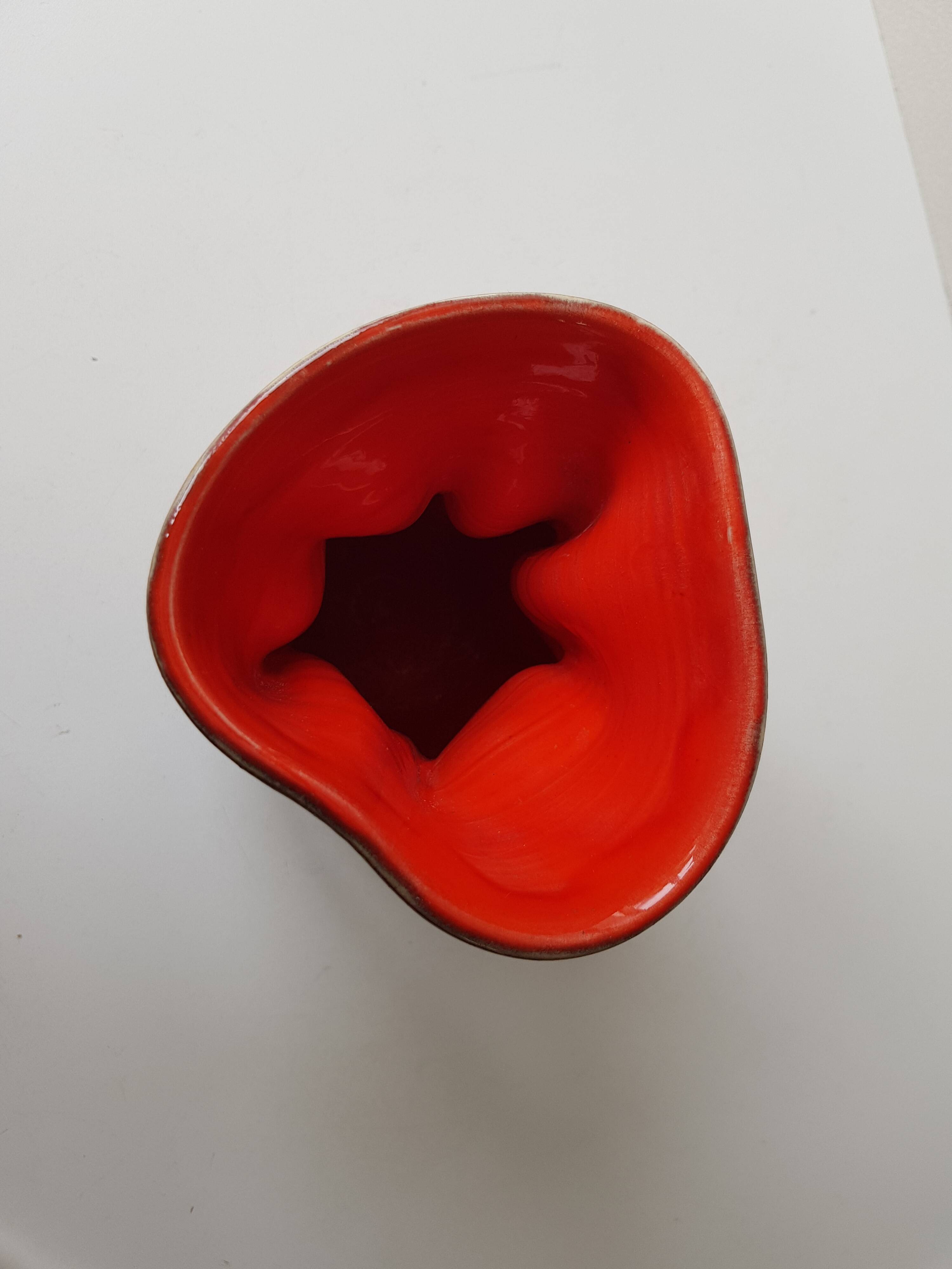 Ceramic vase Pearly black / red Free form - 60s design signed L Bro