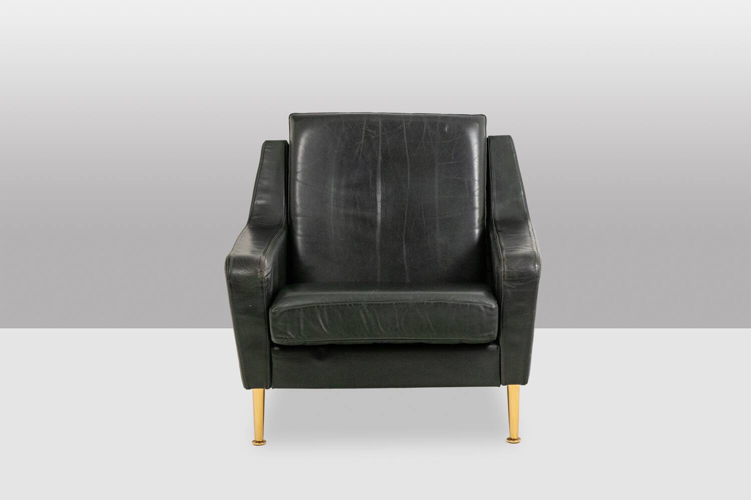 Airborne. Paire de fauteuils en cuir vert. Années 1950.