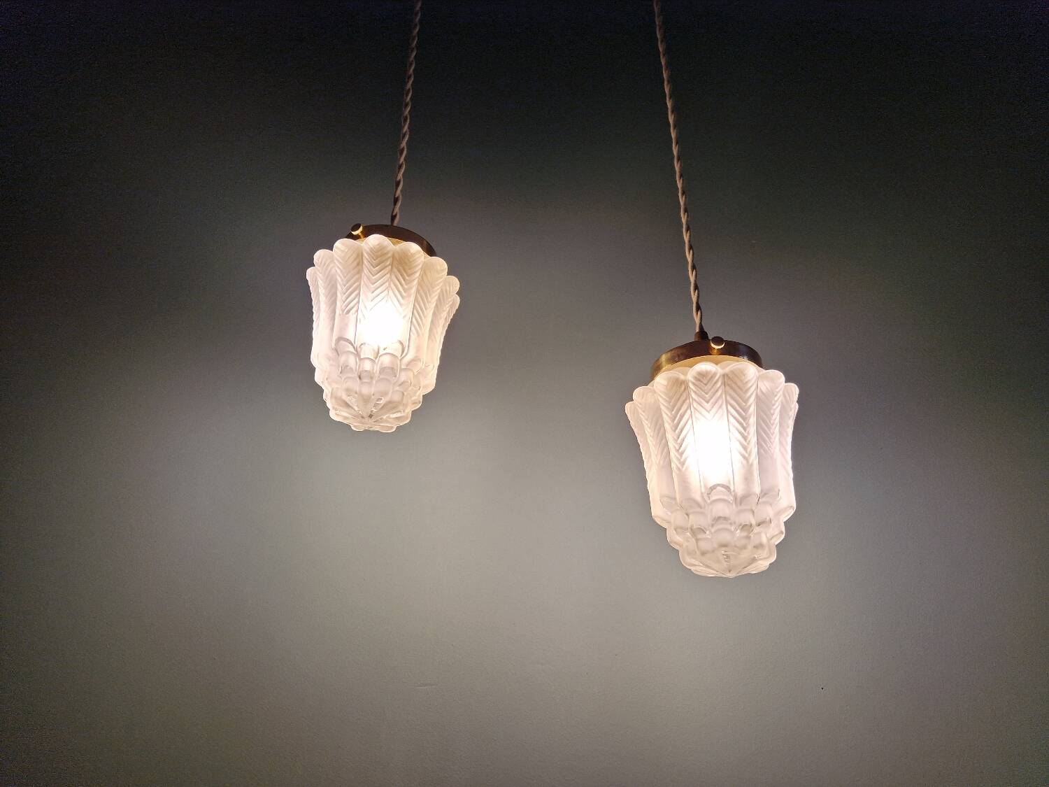 Pair of Art Deco Skyscraper-style pendant lights in frosted glass, 1920-30