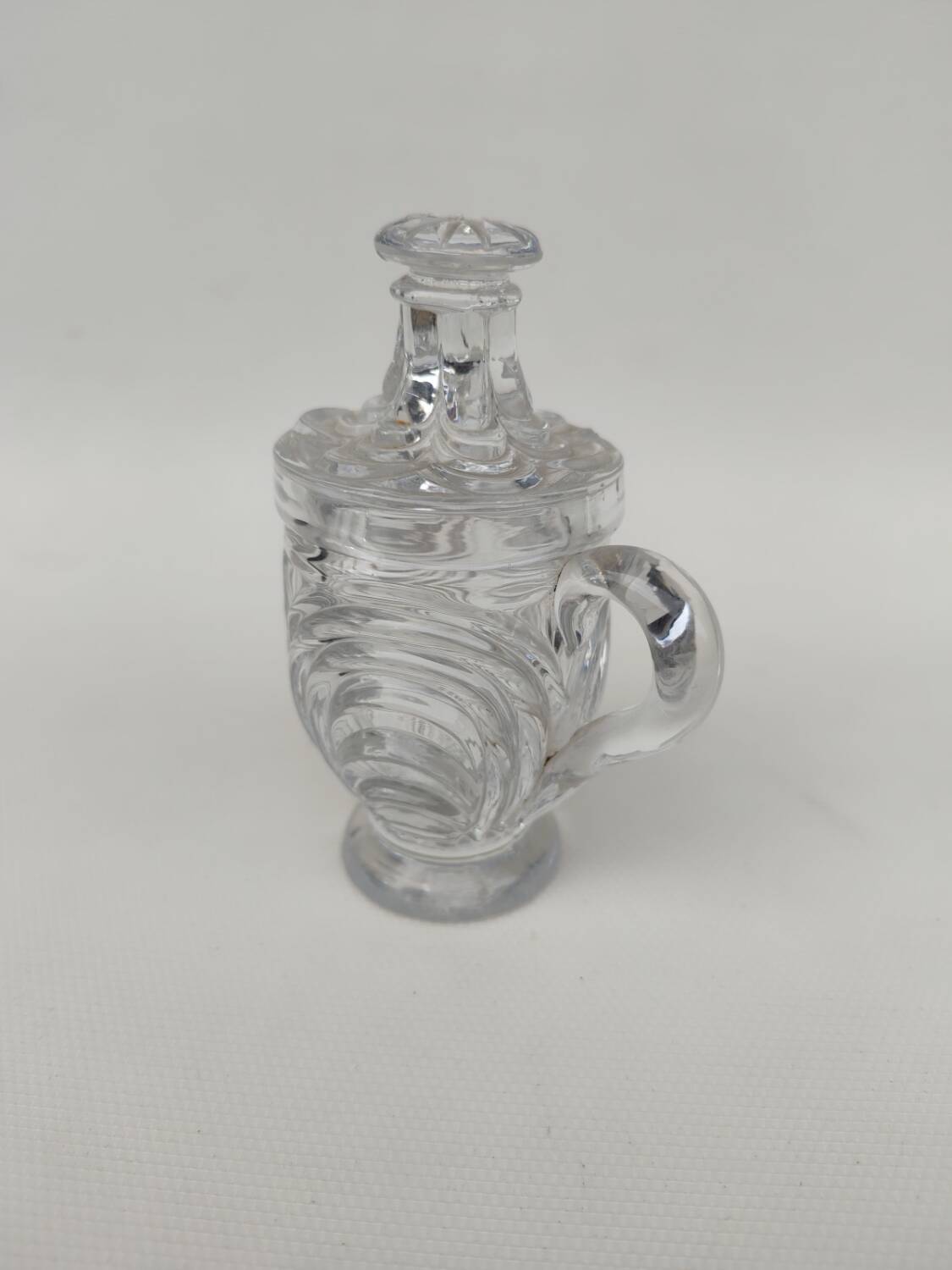 Moulded crystal mustard pot, first part of the 20th century.
