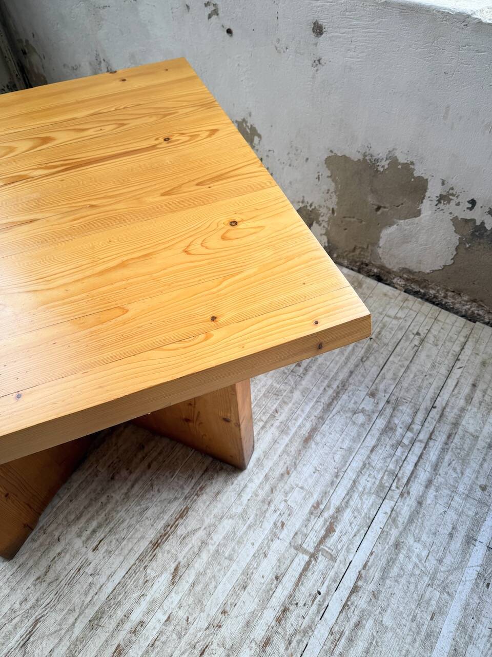 Table carrée moderniste en pin massif, années 50