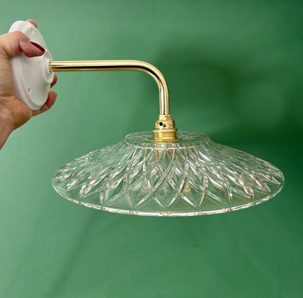 Applique coudée abat-jour ancien en verre ciselé - collection vaisselle