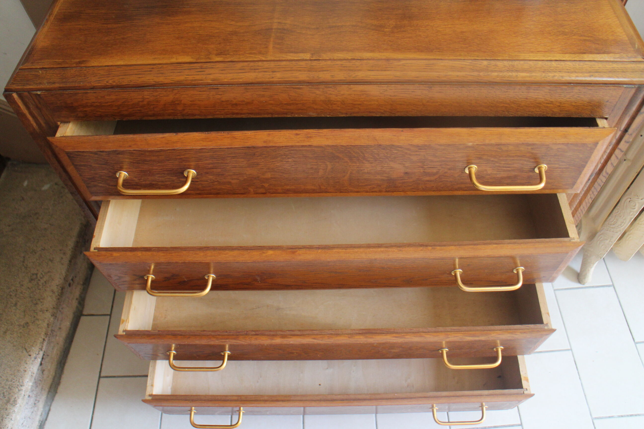 Chest of drawer compass feet