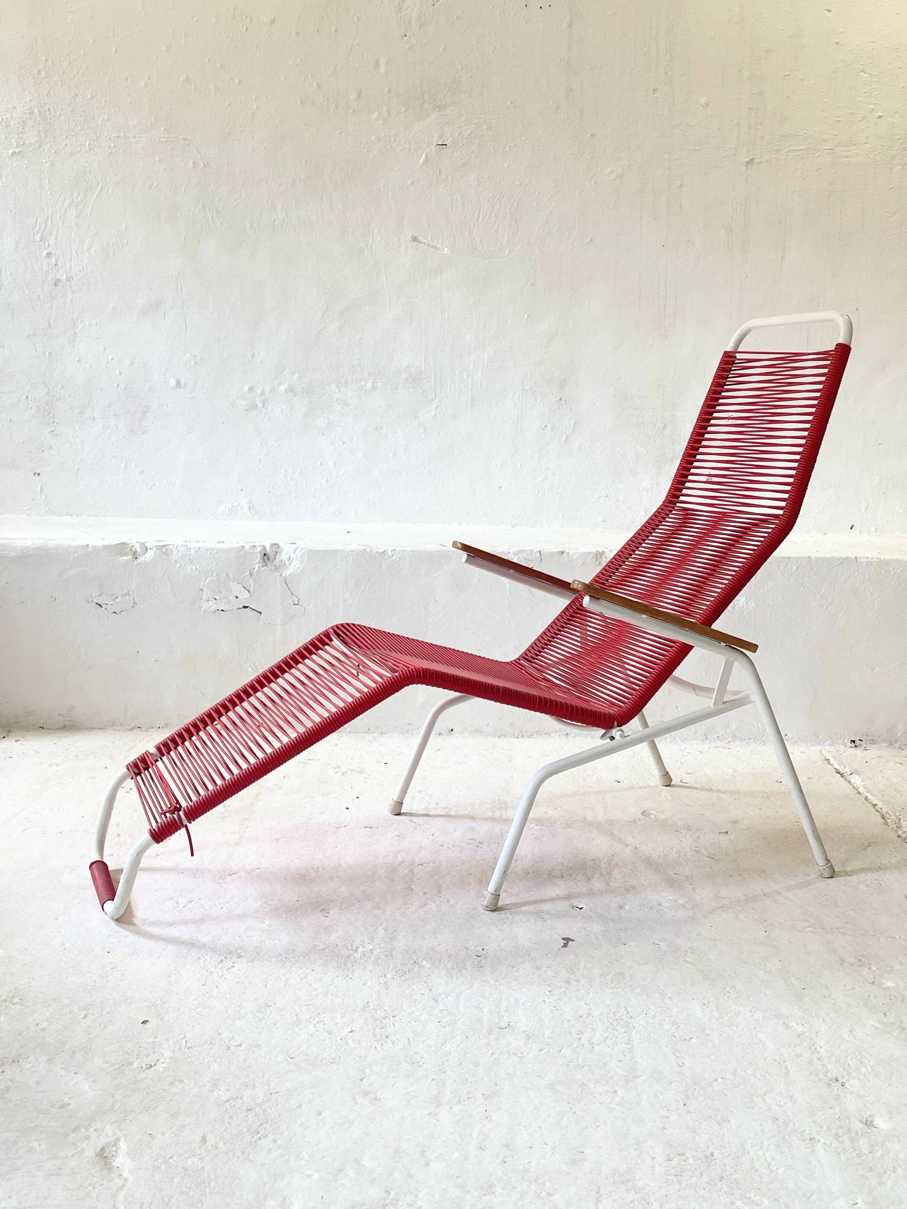 Vintage 1970s Elefant Möbel Spaghetti reclining chair for the garden.
