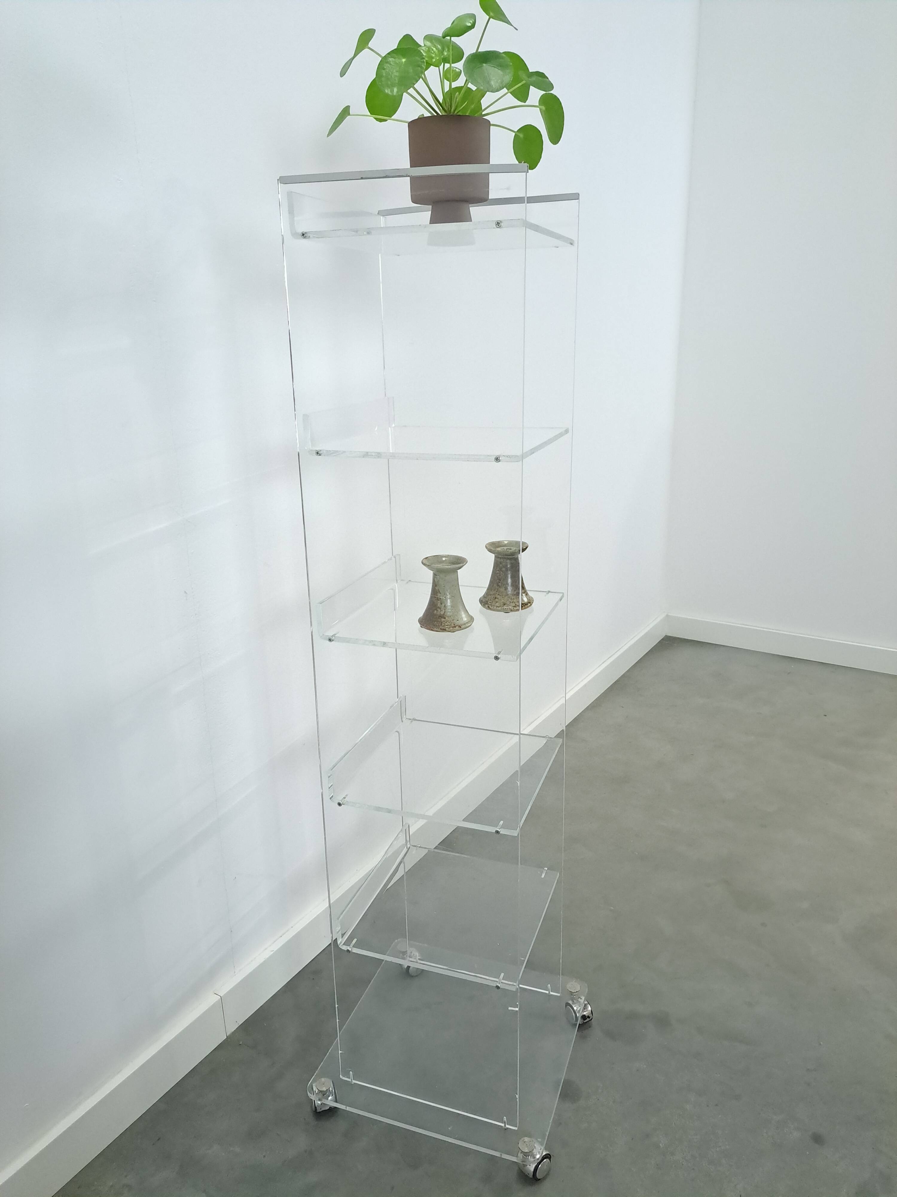 Armoire de rangement en plexiglas sur roulettes
