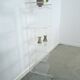 Armoire de rangement en plexiglas sur roulettes
