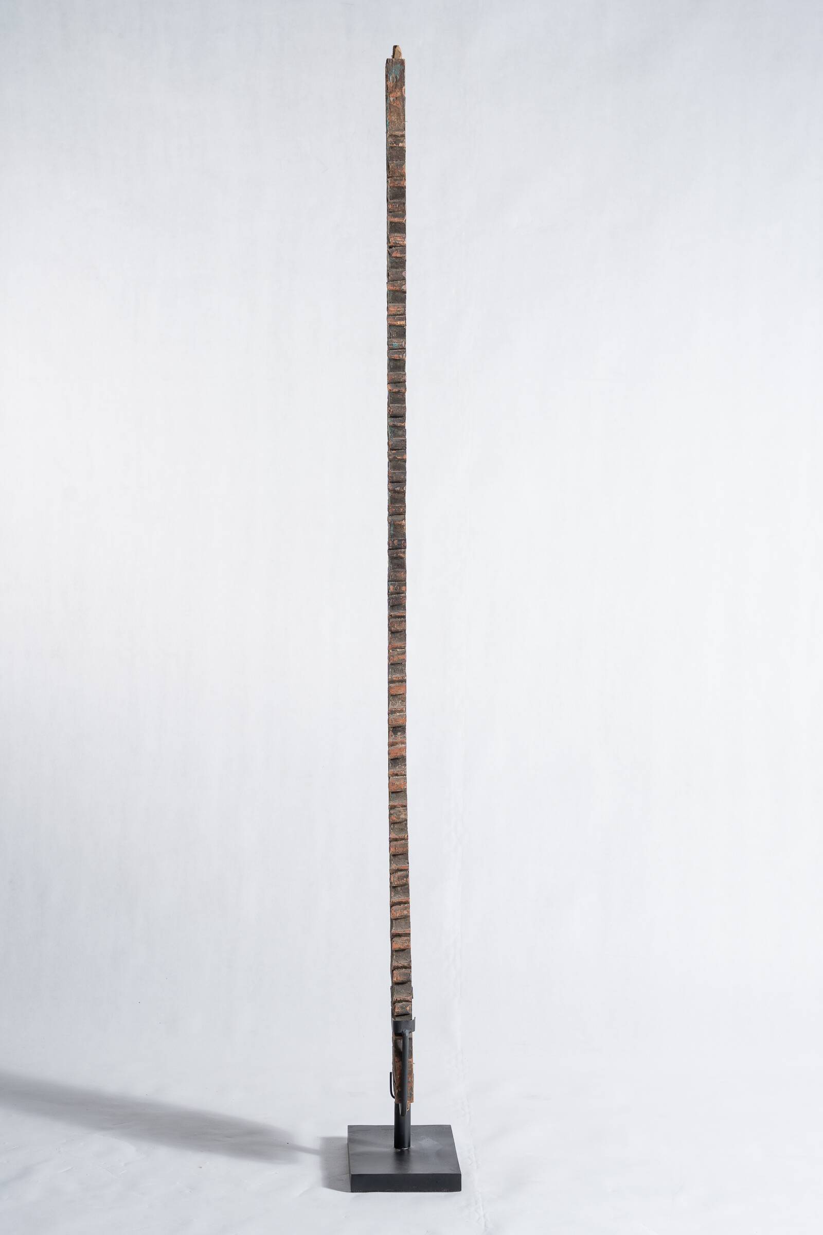 Indonesian construction element in carved wood with intertwined plant motifs mounted on a base (fri