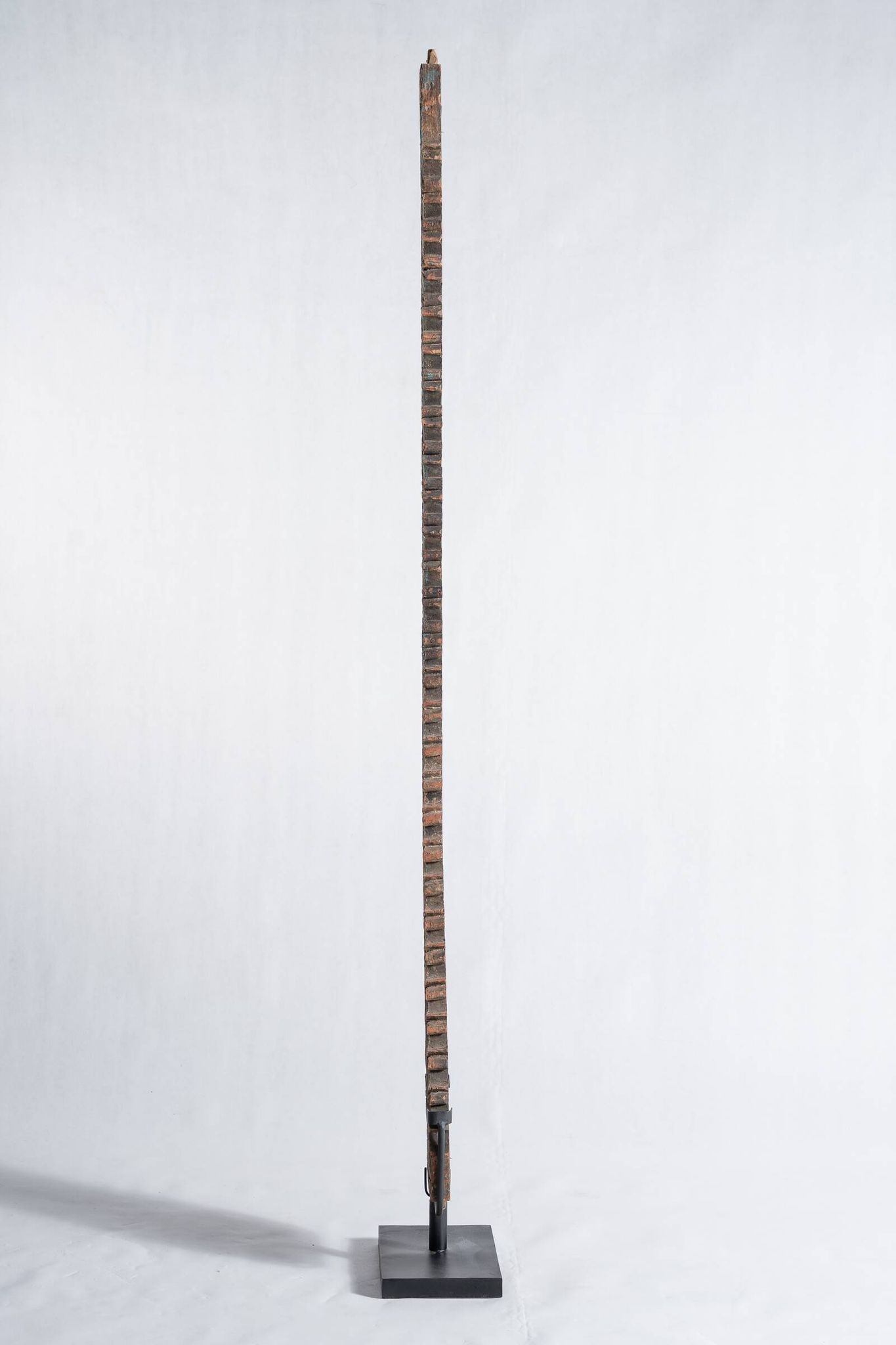 Indonesian construction element in carved wood with intertwined plant motifs mounted on a base (fri