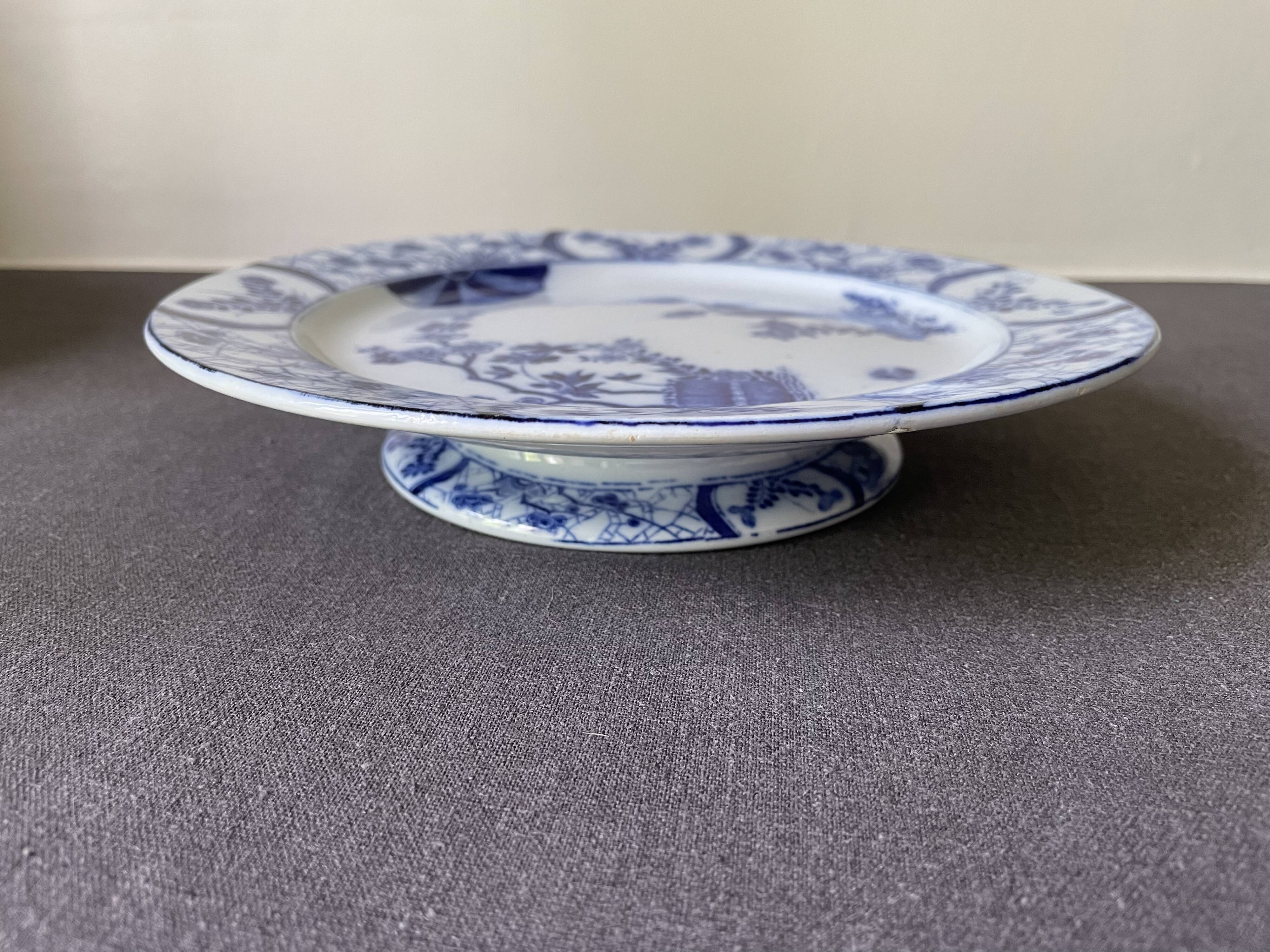 Assiette sur piédouche en faïence bleue et blanche Creil & Montereau, service "Japon", XIXème siècle