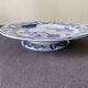Assiette sur piédouche en faïence bleue et blanche Creil & Montereau, service "Japon", XIXème siècle
