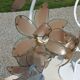 Paire de lampadaires des années 70 en métal laqué  fleurs en verre et métal doré