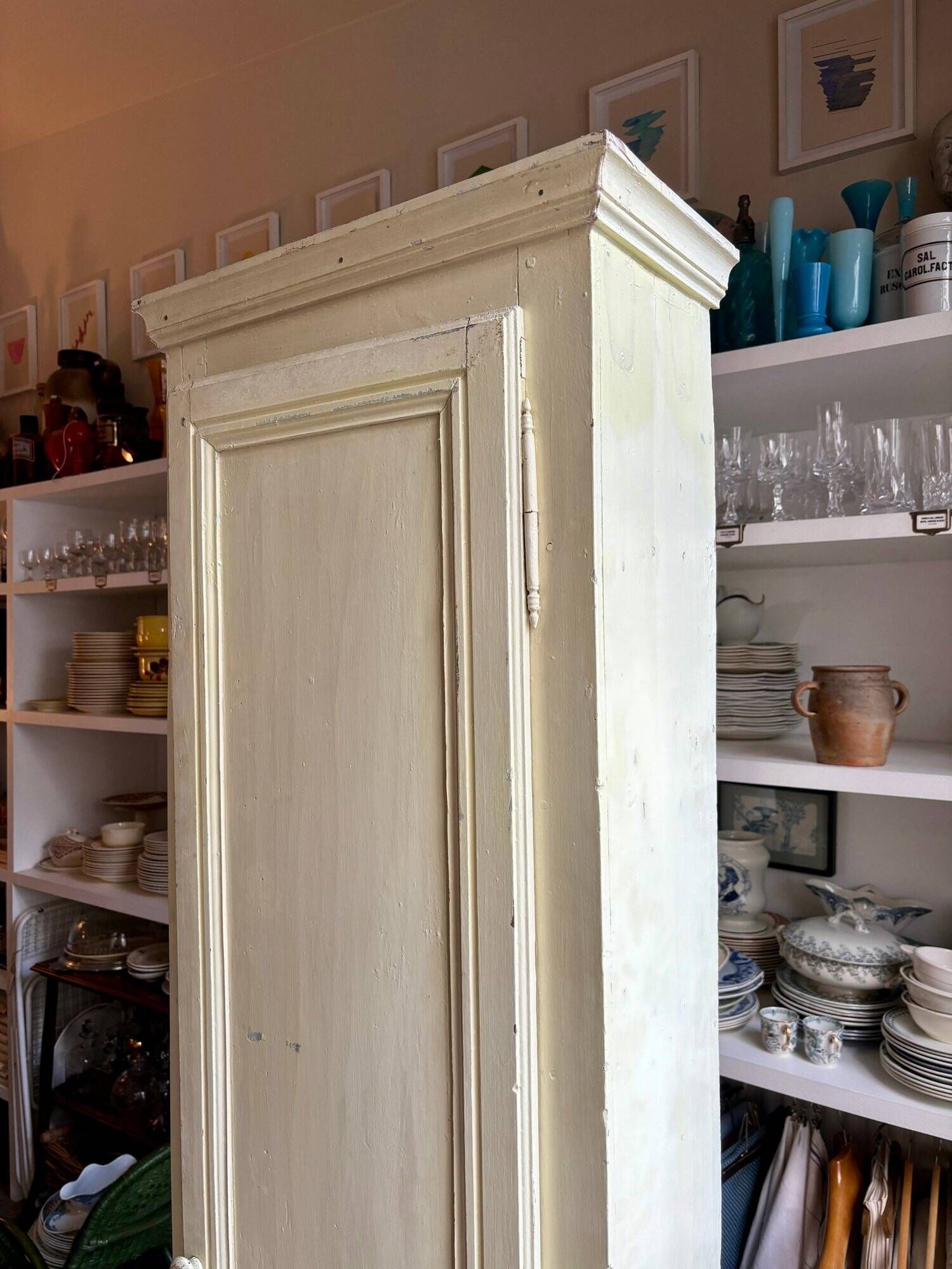 Standing man, cabinet with 1 door, 3 shelves in beige wood