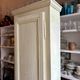 Standing man, cabinet with 1 door, 3 shelves in beige wood