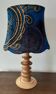 Lampe pied en bois tourné et abat-jour en tissu