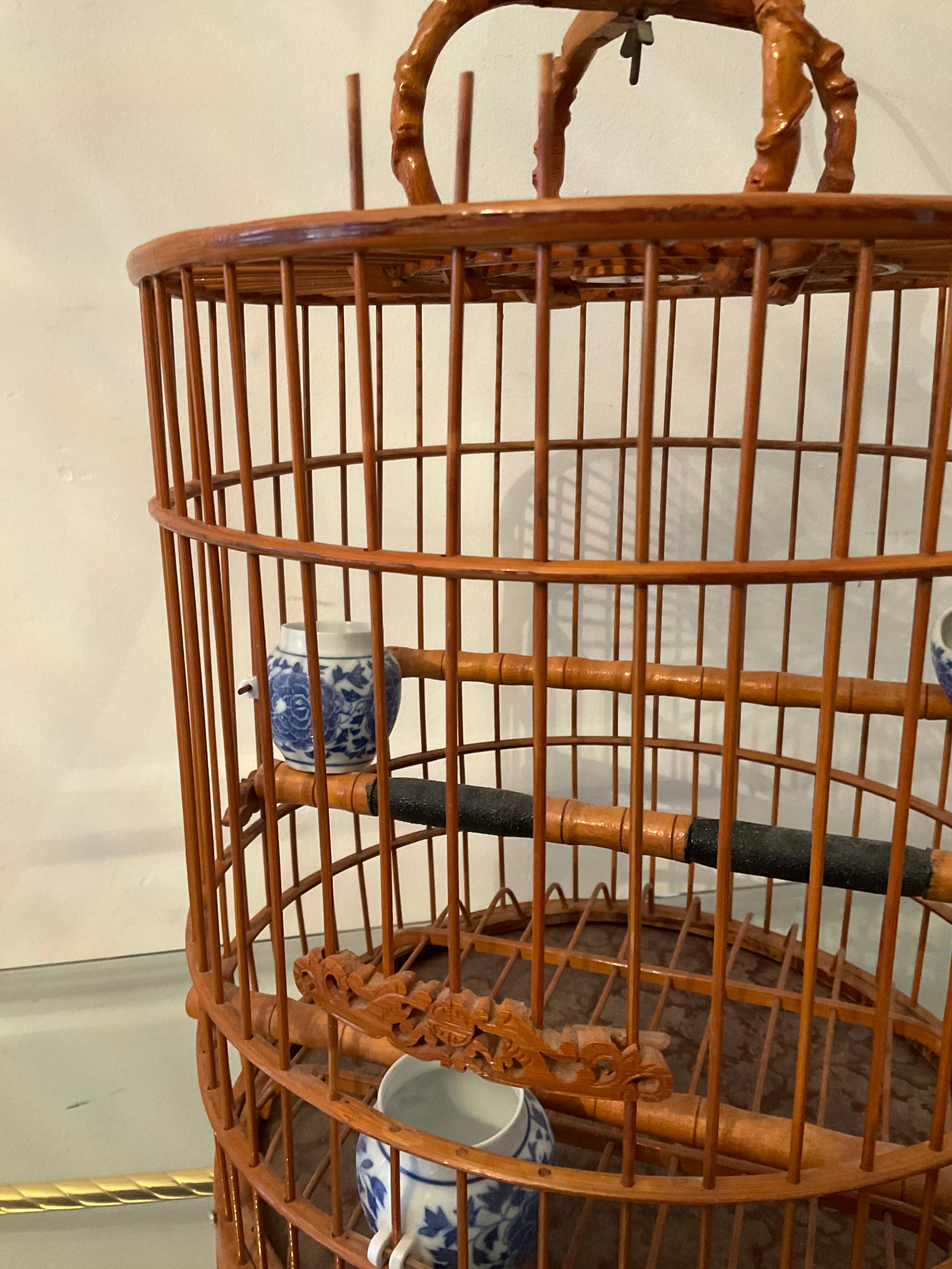 Ancienne cage à oiseaux en bois et rotin