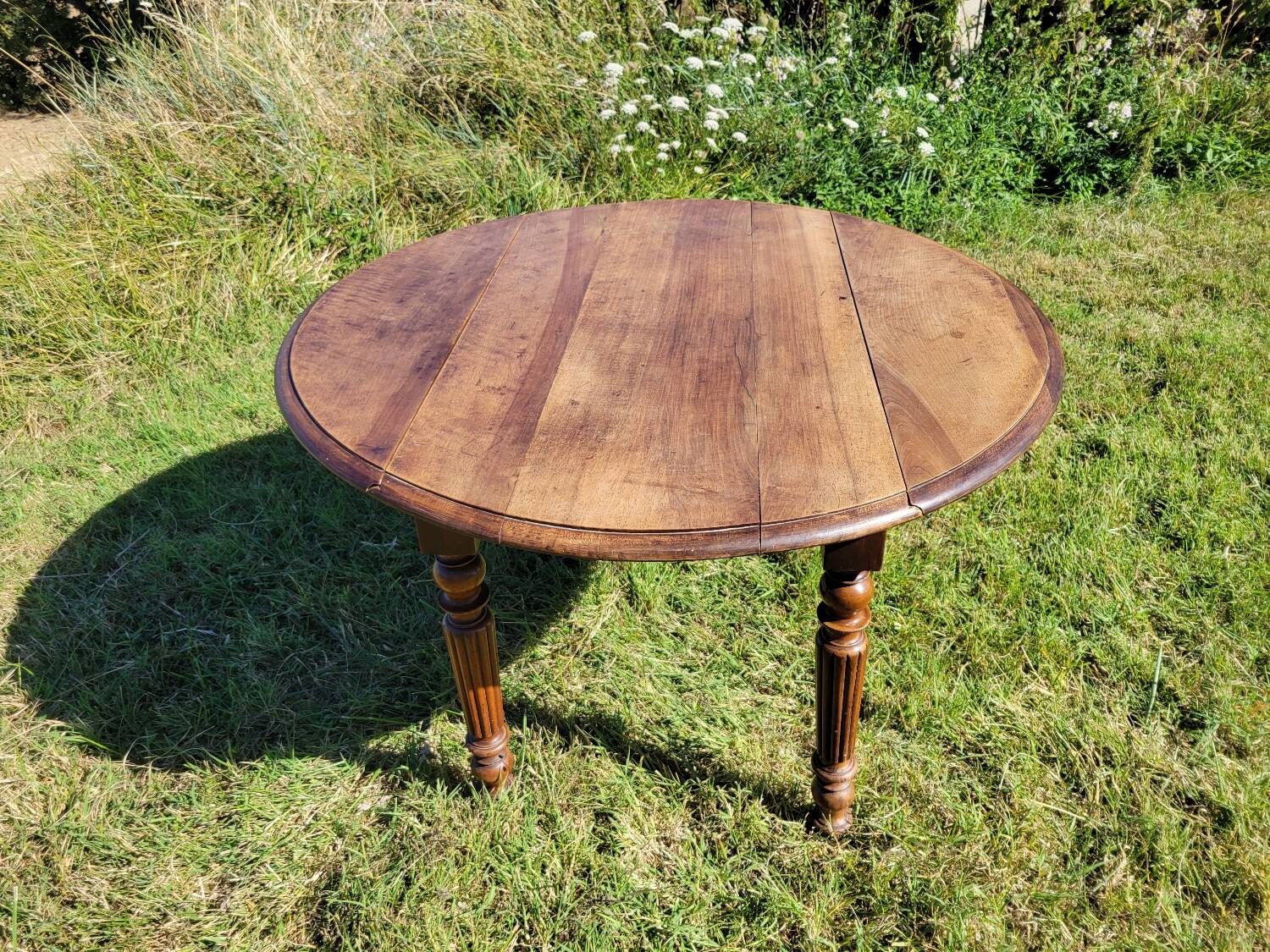 Round table with 2 leaves