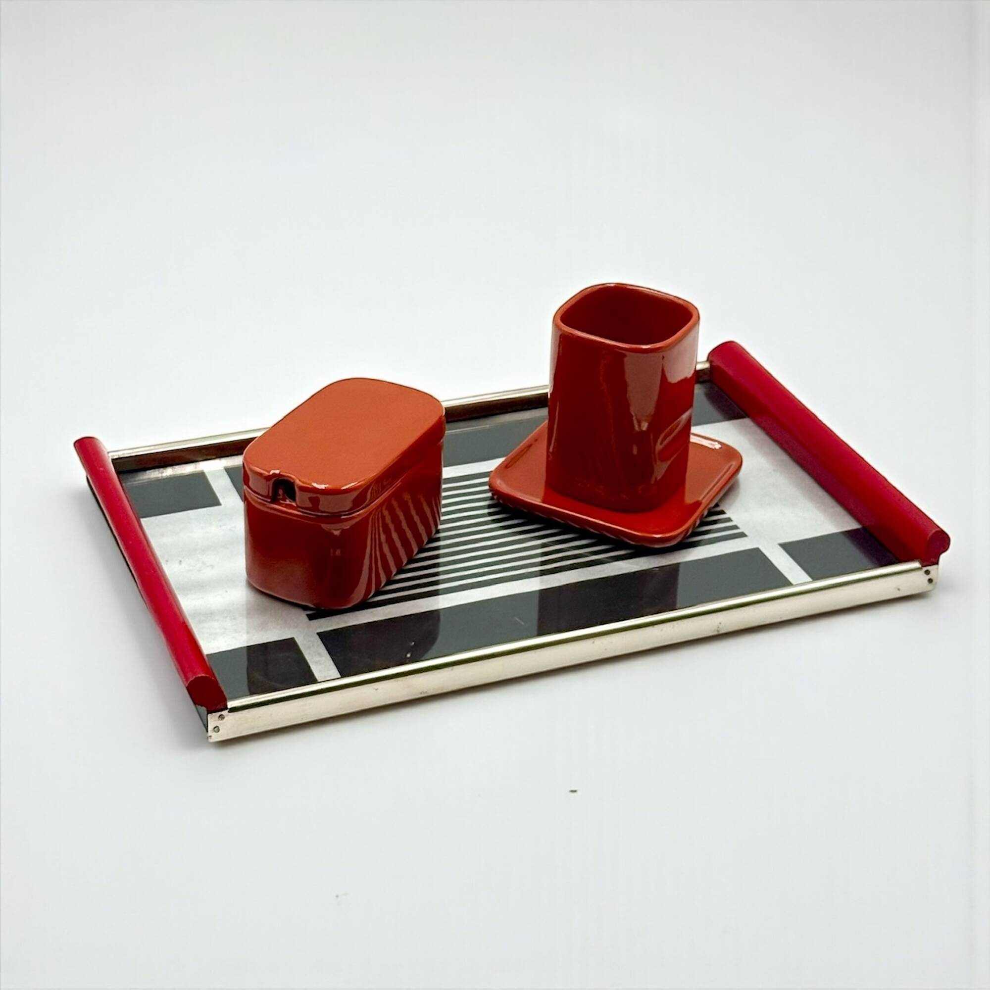 Plateau Space Age européen des années 70 à graphisme moderniste