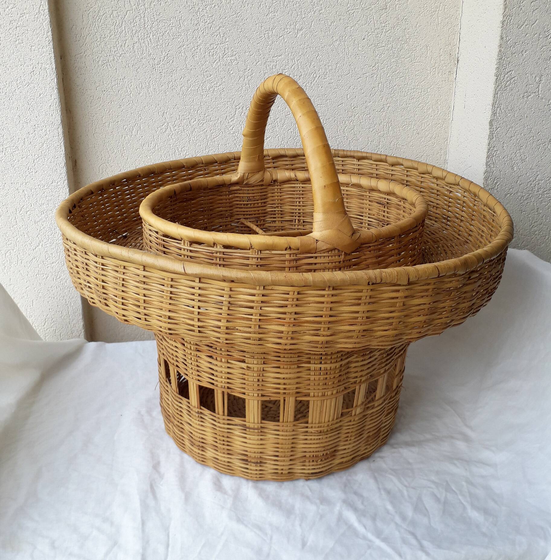 Wicker bottle holder basket