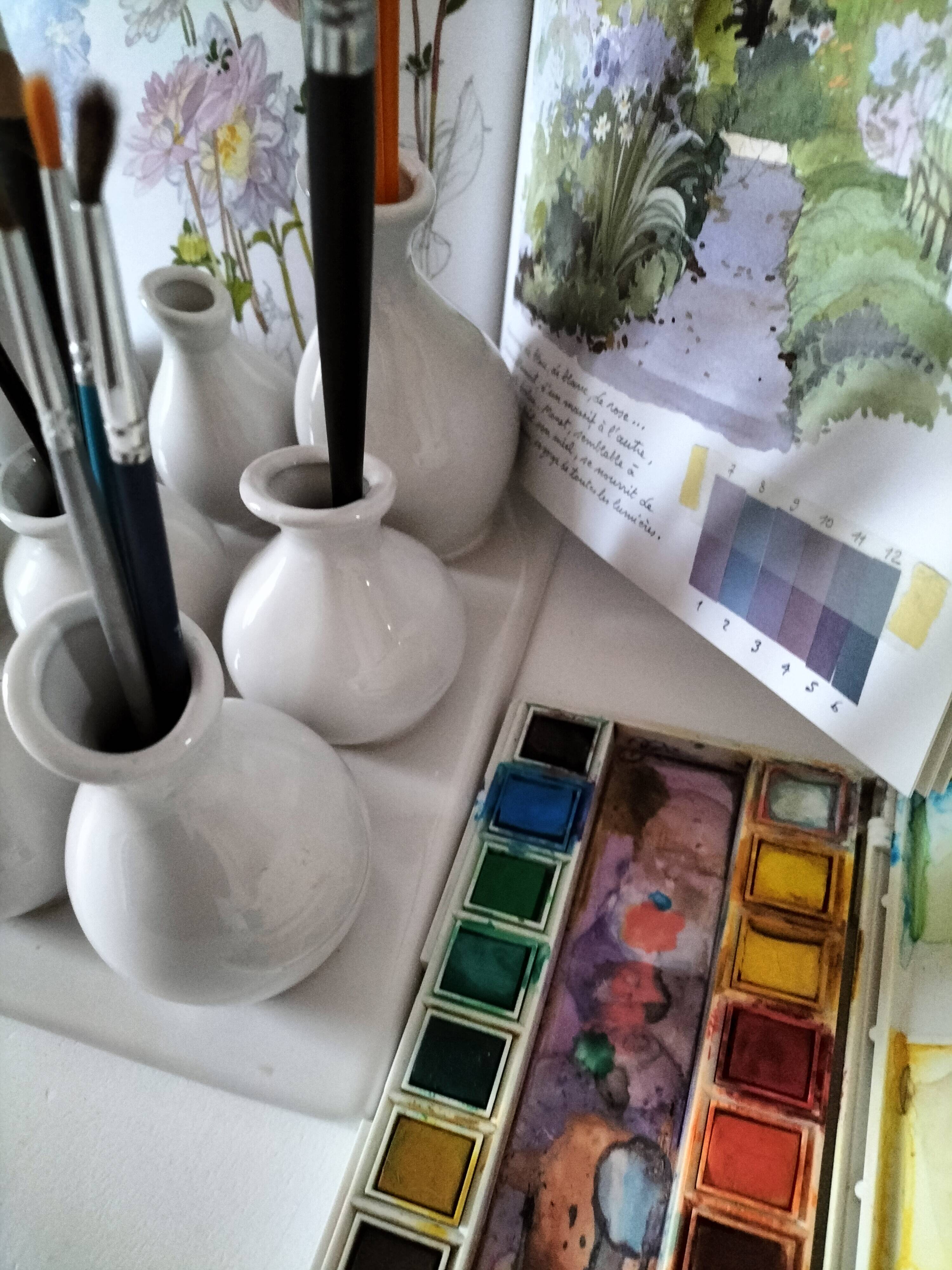 Multiple vintage white soliflore – centrepiece with 9 ceramic vases