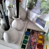 Multiple vintage white soliflore – centrepiece with 9 ceramic vases