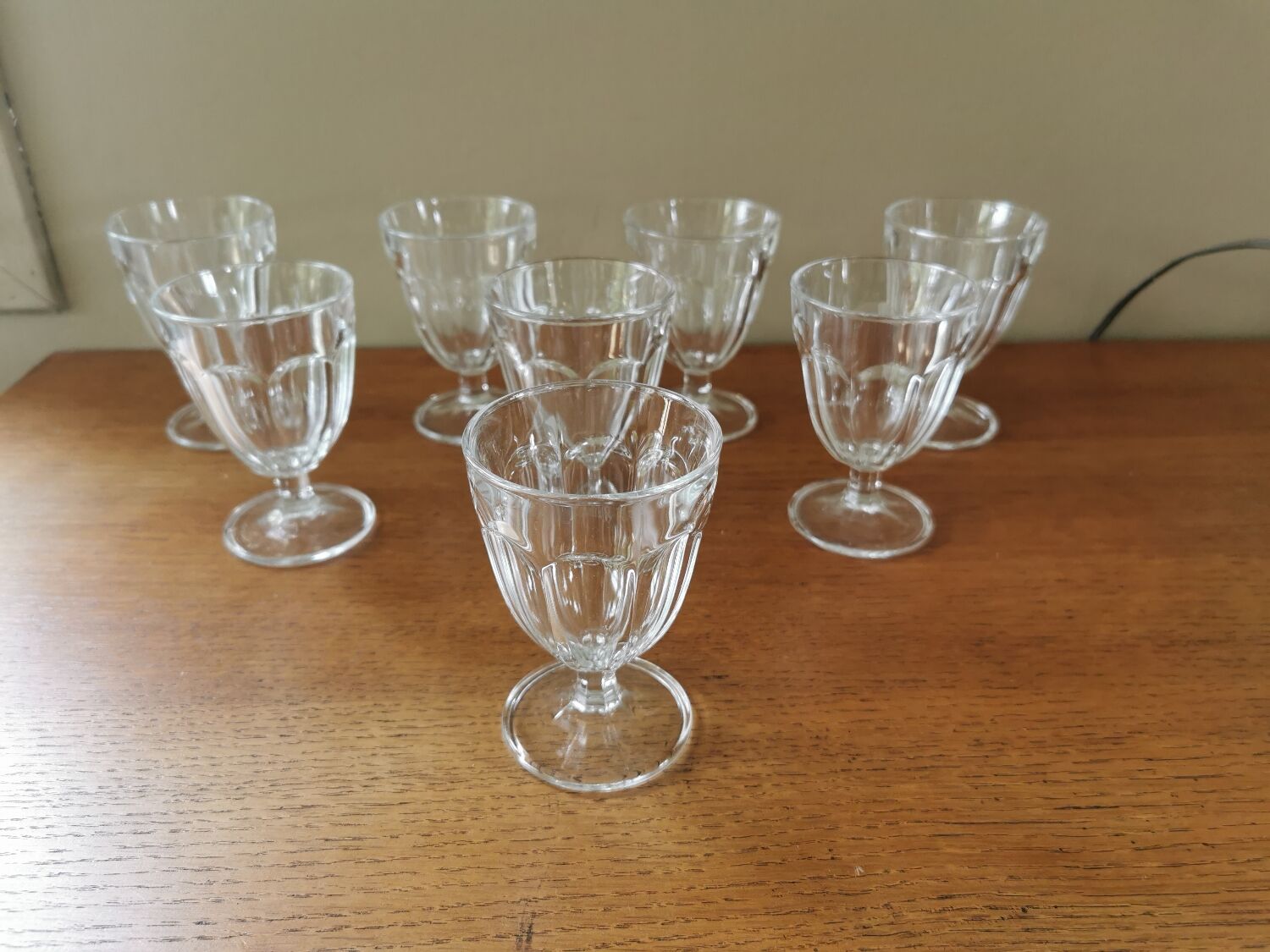 Suite of 8 stemmed glasses